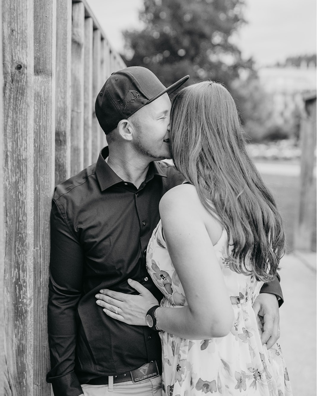 ✨ Ihr müsst nicht fotogen sein, um wunderschöne Hochzeitsfotos zu bekommen! ✨ Ihr müsst euch nur wohlfühlen. 🤍
Ihr habt Sorge, nicht fotogen zu sein oder steht einfach nicht gern im Mittelpunkt?
Ihr seid nicht allein – ganz ehrlich: ich hab oft den Eindruck, dass Paare vor dem Brautpaarshooting aufgeregter sind, als vor der eigentlichen Trauung. Und das muss wirklich nicht sein! 🫶
Ein Kennenlernshooting vor der Hochzeit ist die perfekte Gelegenheit, um die Nervosität loszuwerden.
Ihr merkt schnell: Es geht nicht darum, perfekt zu posieren oder ständig zu lächeln. Ihr dürft einfach ihr selbst sein – ohne Publikum, ohne Druck, ohne Erwartungen. Ich gebe euch kleine, einfache Anleitungen und lasse euch viel Raum für echte Momente. So entstehen natürliche Bilder, ganz ohne steife Posen oder peinliche Situationen. 🤍
Das Beste: Am Hochzeitstag fühlt sich das Shooting plötzlich ganz normal an. Ihr wisst schon, wie locker und entspannt es ablaufen kann – und könnt euren Tag einfach genießen. ✨
Ihr wünscht euch entspannte, echte Erinnerungen und möchtet euch vor der Hochzeit schon mal an die Kamera gewöhnen? Dann meldet euch gern bei mir – ich freue mich darauf, euch kennenzulernen und euch die Aufregung zu nehmen! 📩