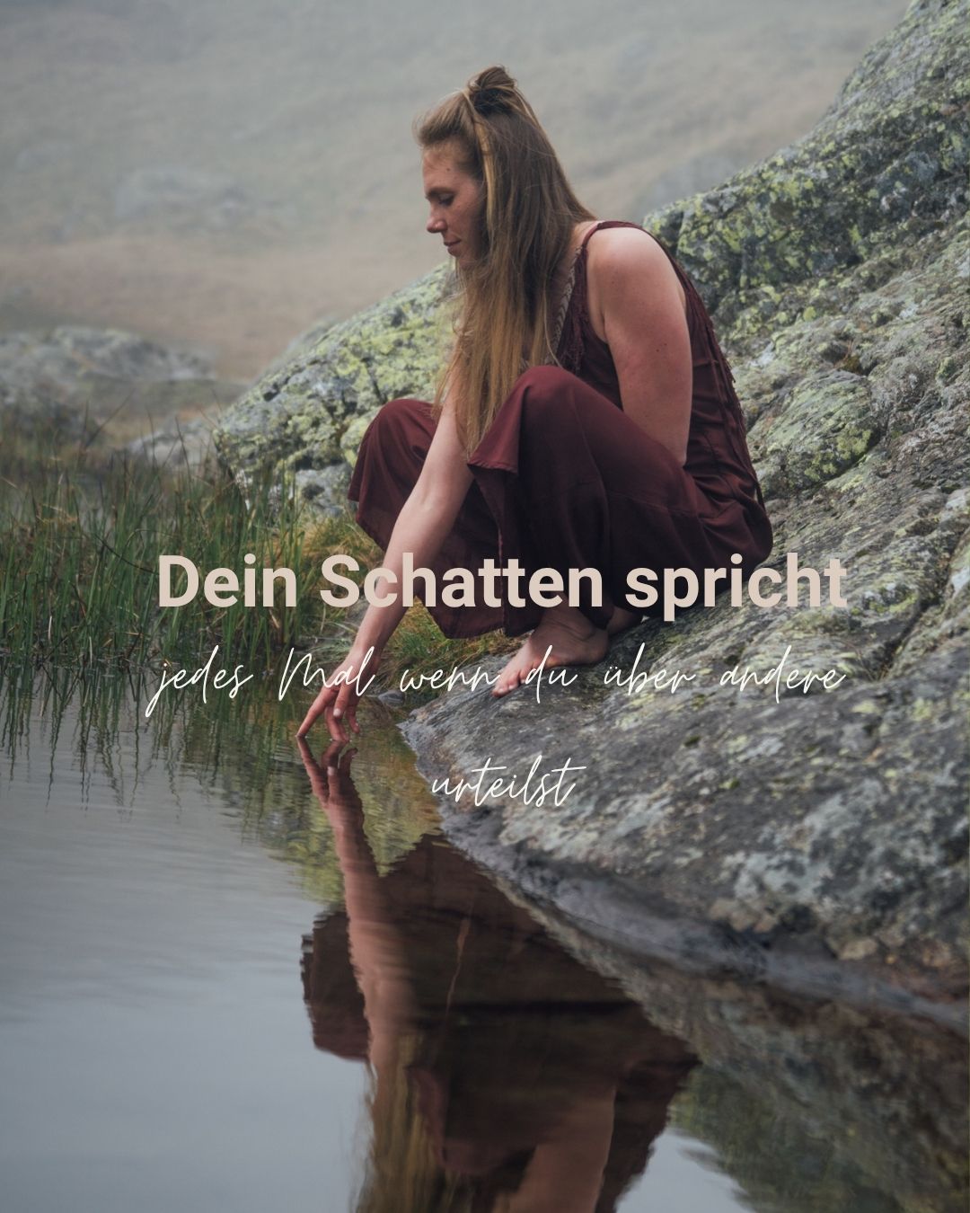 "Dein Schatten spricht – jedes Mal, wenn du über andere urteilst.
Kennst du das? Du siehst jemanden und denkst dir:
„Wie kann man nur so laut / sexy / fordernd / egoistisch sein?“
Und zack – ein Urteil ist da.
Was wäre, wenn genau in diesem Moment ein verlorener Teil von dir anklopft?
Ein Anteil, den du dir selbst nie erlauben durftest zu leben?
Ein Ausdruck von dir, den du tief vergraben hast – aus Angst, aus Schuld, aus Anpassung?
✨ Urteile sind keine Endstation.
Sie sind Einladungen.
Tore zu mehr Selbstannahme, Tiefe und Heilung.
Je mehr wir bereit sind, unsere Schatten liebevoll anzuschauen,
desto weniger müssen wir andere dafür verurteilen,
dass sie uns unsere ungelebten Sehnsüchte zeigen.
🪞 Was verurteilst du (noch) an anderen?
Was davon willst du vielleicht selbst (zurück) ins Leben rufen?
Schreibs gern in die Kommentare - i feel you <3
#schattenarbeit #innerearbeit #urteilalsspiegel #transformation #selbsterkenntnis