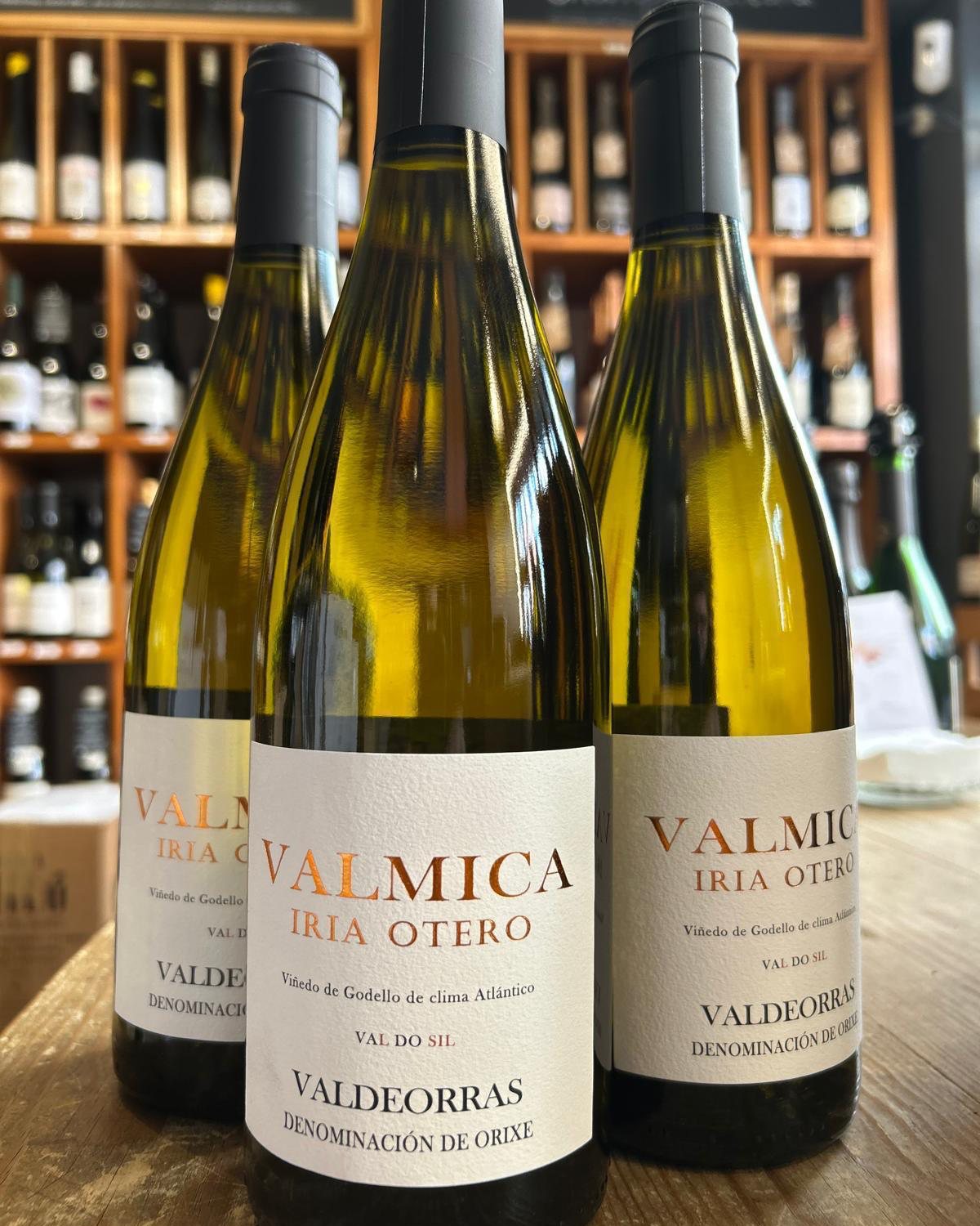 VALMICA, un godello elegante, de la mano de Iria Otero.
Nace de las parcelas situadas en Rubiá, en la zona más oriental de Valdeorras, sobre suelos ricos en esquistos, granitos y pizarra con un alto contenido en micas. Estas características únicas se traducen en vinos maduros, frescos y estructurados, con un perfil cítrico y afrutado que define su personalidad.
De esta añada excepcional se han elaborado y embotellado 7.116 botellas de 0,75 cl, reflejo de un terroir y una vendimia cuidadosa.
🍇 Encuéntralo en nuestras vinotecas y distribuidora.
#vinotecatierra #vinotecaenmadrid #iriaoterovinos #valmica #godello