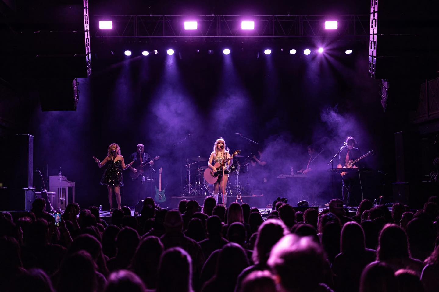 Two sparkling shows coming up this week! Port Warwick on Wednesday from 6-9 and The Town Center Fountain on Saturday from 5:30-8:30! Both are free!!! I hope to see you there!!! 💖🫶