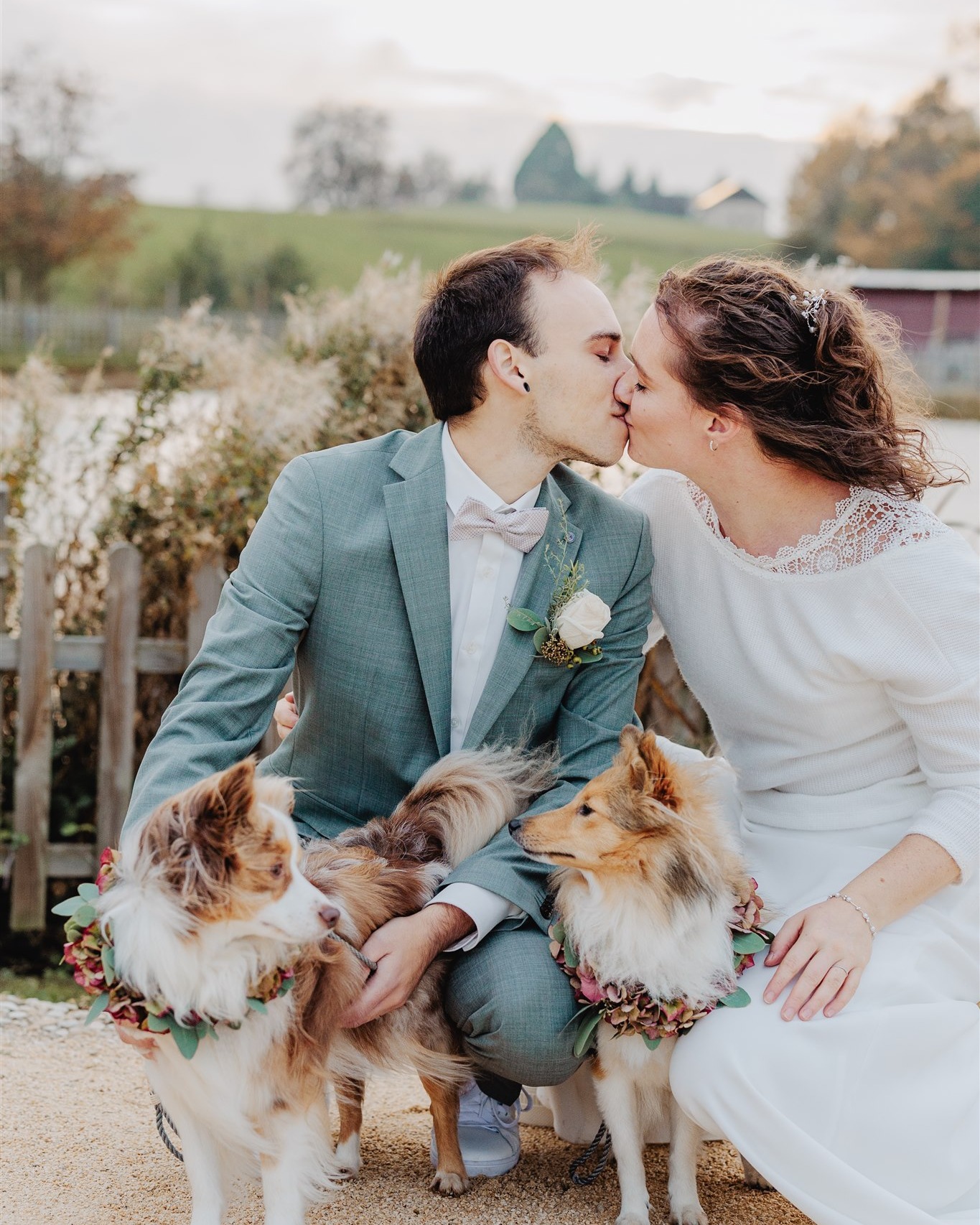 ✨Zwei Menschen, zwei Hunde & ein Tag, der einfach gepasst hat. ✨
In dem kleinen, superschönen Rathaus in Holzmaden durfte ich vor ein paar Jahren schonmal eine Hochzeit begleiten – deshalb hab ich mich auch riesig gefreut, dank der lieben Empfehlung einer Fotografinnen-Kollegin wieder hier zu sein.
Dieses Mal mit einem ganz besonderen Extra: Die beiden Herzmenschen haben ihre zwei Hunde mitgebracht – und ehrlich, das hat einfach perfekt gepasst. 🫶
Emotional, liebevoll und ganz bei sich – so war diese Trauung. Und genau das liebe ich an kleinen Hochzeiten: Es zählt, wer dabei ist. Und dass sich der Tag nach euch anfühlt. 🤍
Ein paar Eindrücke von diesem schönen Tag zeig ich euch im Karussell – mit allem, was dazugehört: Ein bisschen Aufregung, viel Lachen, ein paar leise Momente – und die beiden Vierbeiner mittendrin. 🐾
Und falls ihr euch auch eine entspannte Hochzeit im kleinen Kreis wünscht – vielleicht sogar mit Fellnase – sagt gern Bescheid. Ich freu mich auf eure Geschichte. 💌