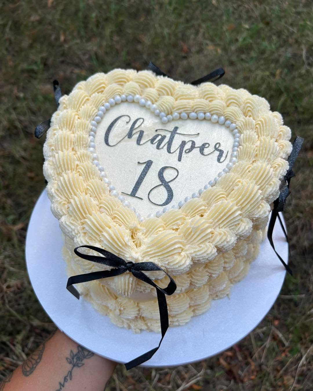 I love love love making these styles
#vintagecake #vintagepipedcake #pipedcake #lambrethcake #pipingtechniques #classiccake #prettycake #birthdaycakes #vintagecakes #pipingcake #fancypiping #hampshire #southampton #eastleigh #chandlersford #romsey #mariascakesandbakes