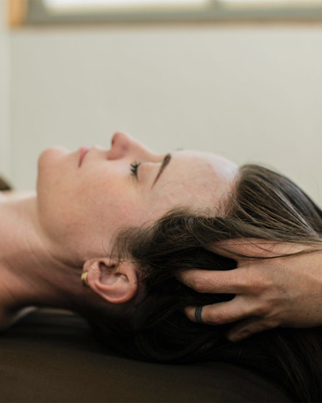 Scalp work is one of the most overlooked forms of therapeutic touch—but it can be one of the most effective.
We use this technique to help:
✔️ Release tension from the jaw, neck, and temples
✔️ Calm the nervous system through vagus nerve stimulation
✔️ Relieve headaches and eye strain
✔️ Shift clients into deeper states of rest and repair
It’s not just about relaxation, it’s about regulation.
This is where the body begins to exhale, the mind slows down, and healing gets permission to begin.
Whether integrated into a longer massage or used as a focused add-on, scalp work offers powerful results with minimal input—because sometimes, less is more.
#ScalpTherapy #MassageBenefits #NervousSystemSupport #SomaticBodywork #HeadacheRelief #HolisticCare #TraumaInformedTouch #VagusNerve #RestorativeTherapies #RFVBodywork
