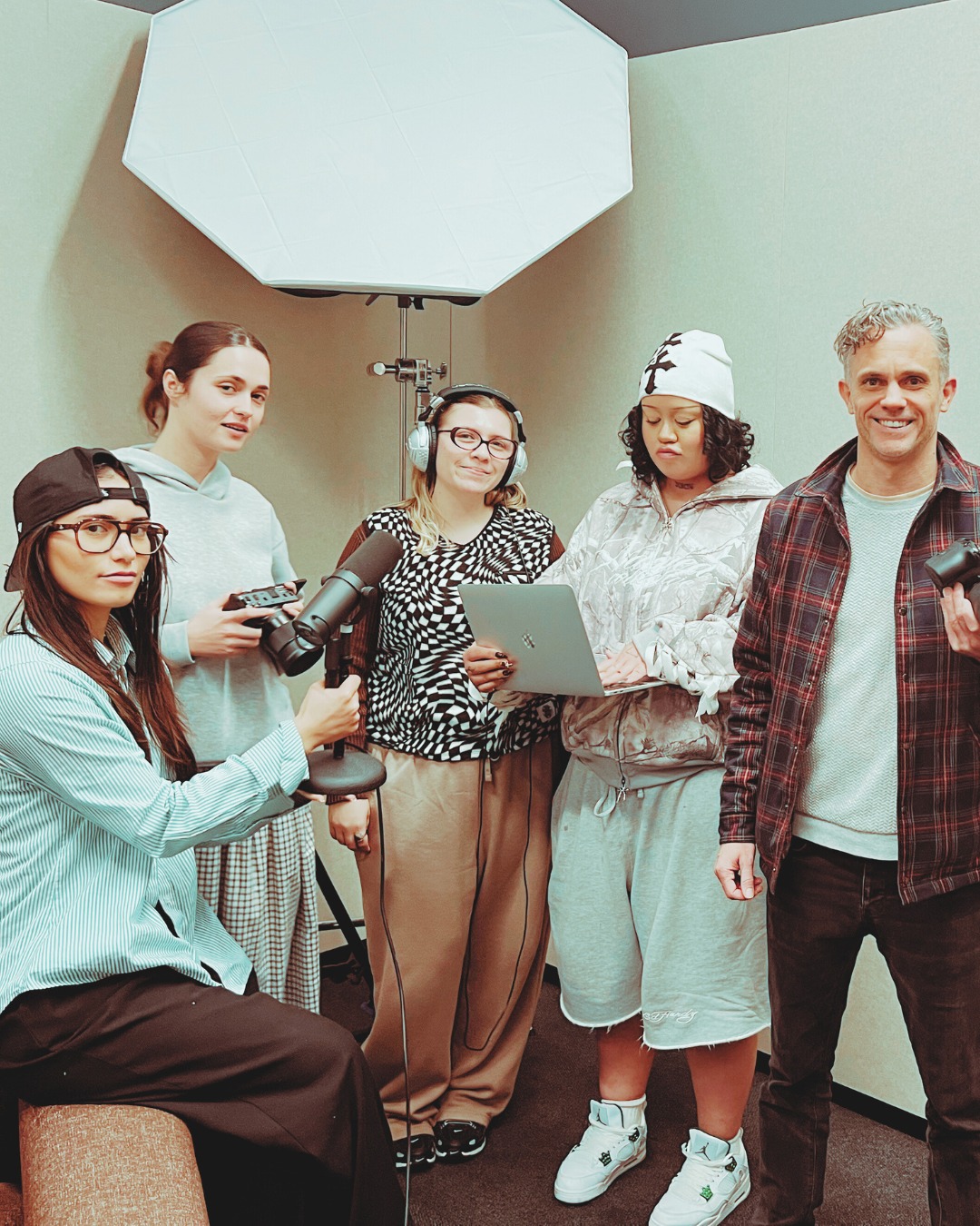 Big thanks to our our very first Content Creation Intern graduates.! Wishing you well in you next endeavours and please keep in touch.
See you all at graduation next week.
Thanks to Auckland Council, Te Rau Ora and @Creative Henderson-Massey for your support funding this mahi!