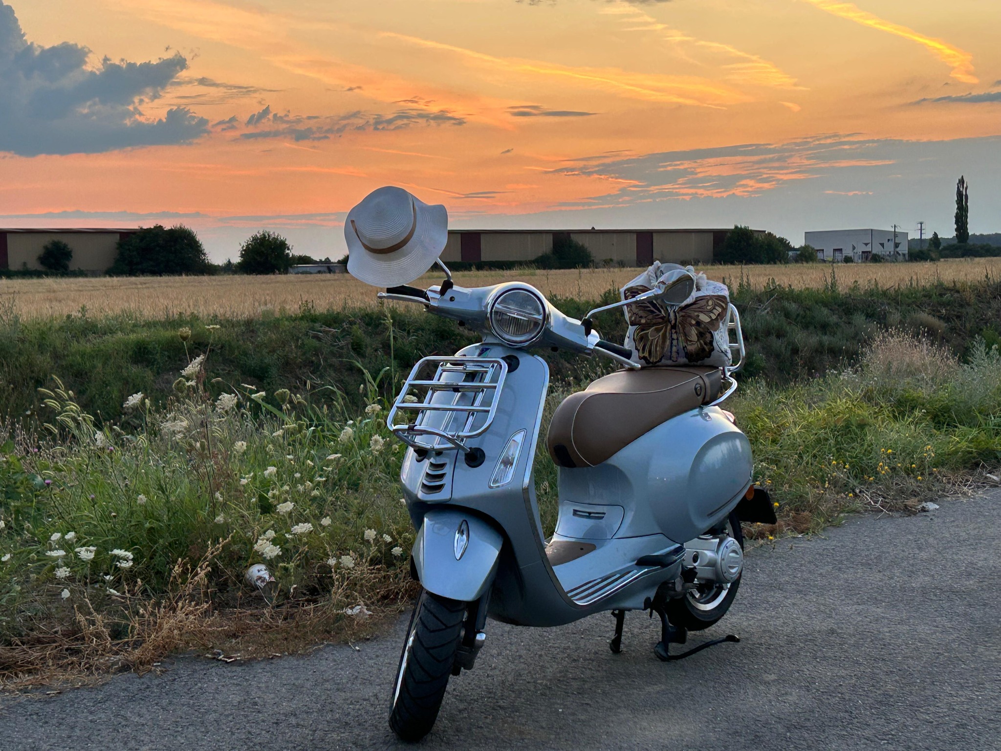 Fie ca esti fan al unei plimbari linistite cu Vespa, sau vrei sa simti putin din adrenalina unui Ryker, te asteptam la Moovy pentru a iesi din rutina!
Don't just move. Moovy!