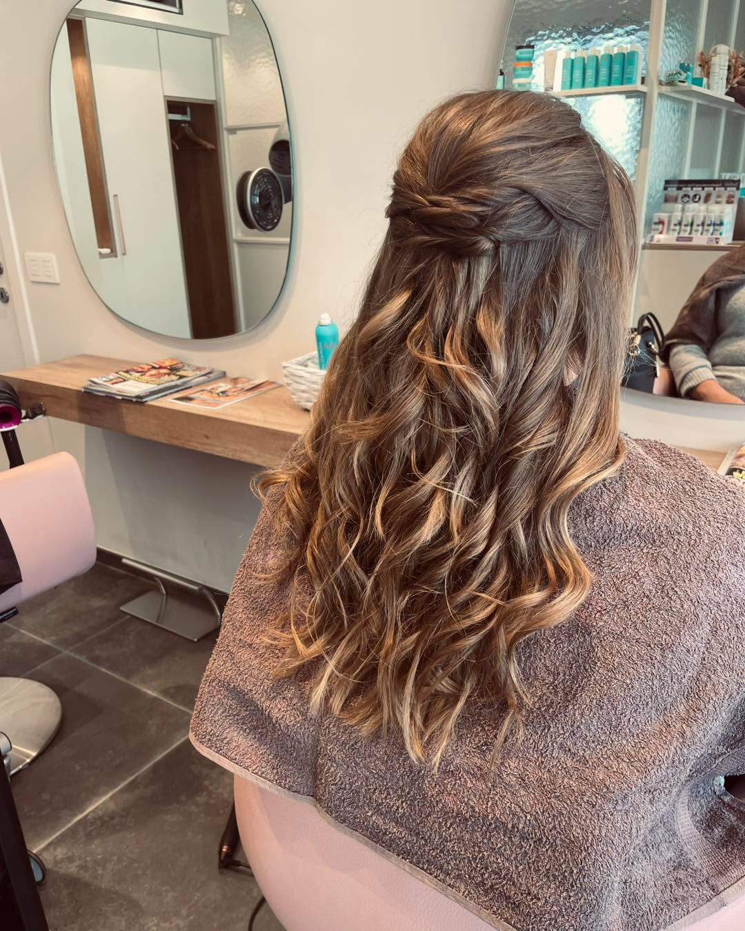 Een losse half-up met zachte krullen. ✨
Simpel, vrouwelijk en altijd goed voor een gelegenheid.
Altijd leuk om dit soort kapsels te mogen maken. 💇♀️
#HalfUpdo #curly #HairVibes #updo