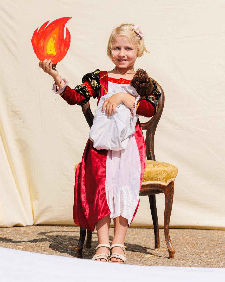 Guidés par l'apôtre de la charité, les CP ont présenté des tableaux des allégories des vertus: foi, espérance, charité, force, tempérance, justice, prudence.