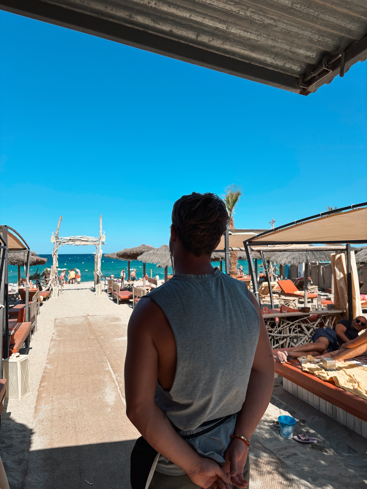 🤝 Au Hawaii, chaque détail compte…
Derrière chaque cocktail, chaque plat, chaque sourire, il y a une équipe passionnée qui a à cœur de rendre votre moment inoubliable.
✨ Un accueil chaleureux, comme si vous étiez en famille
✨ Un service attentionné pour que vous ne manquiez de rien
✨ Des équipes dynamiques, toujours prêtes à faire de votre passage un souvenir unique
Ici, on ne vient pas seulement pour la vue, la plage ou les cocktails… on vient aussi pour l’expérience humaine. 🌴💛
📲 Appelez-nous pour réserver et laissez-nous prendre soin de vous 👉07.49.77.57.89
#HawaiiArgeles #ServiceDeQualité #ArgelesSurMer #PlagePrivee #HospitalityVibes #MediterraneanEscape #SouthOfFrance #BeachClub #EquipeAuTop #TropicalVibes