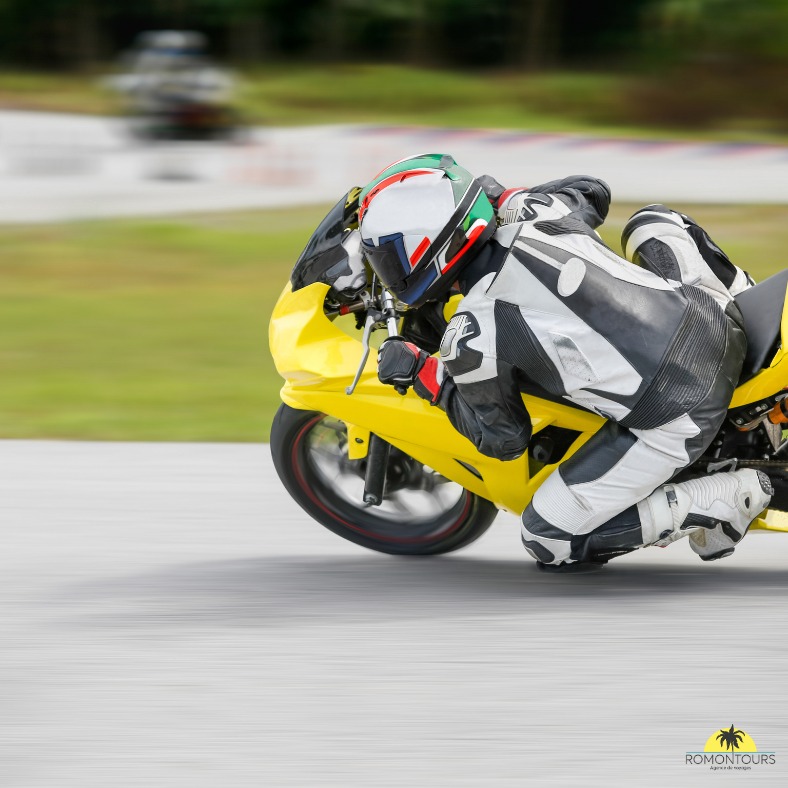 𝐅𝐚𝐧 𝐝𝐞 𝐌𝐨𝐭𝐨𝐆𝐏 ? 𝐄𝐭 𝐬𝐢 𝐜𝐞𝐭𝐭𝐞 𝐚𝐧𝐧𝐞́𝐞 𝐭𝐮 𝐯𝐢𝐯𝐚𝐢𝐬 𝐥𝐞 𝐆𝐫𝐚𝐧𝐝 𝐏𝐫𝐢𝐱 𝐞𝐧 𝐯𝐫𝐚𝐢 ?
Que ce soit sous le soleil de Portimão au Portugal (7–9 novembre) ou dans l’ambiance électrique de Valence en Espagne (14–16 novembre), on t’organise un séjour complet pour vibrer au rythme des moteurs.
Vols, hébergement, transferts, billets pour le circuit… Tu n’as qu’à préparer ton drapeau et tes lunettes de soleil, on s’occupe du reste.
Entre adrénaline sur la piste et découvertes locales en dehors, c’est le week-end parfait pour les passionnés.
Passe à l’agence à Romont, on t’aide à préparer ton virage vers la ligne de départ.
#MotoGP2025 #GrandPrixMoto #Portimao #ValenceGP #VoyageMoto #SéjourSurMesure #RomontVoyage #AgenceDeVoyageRomont #VoyageDePassion #vibrerendirect #romontregion