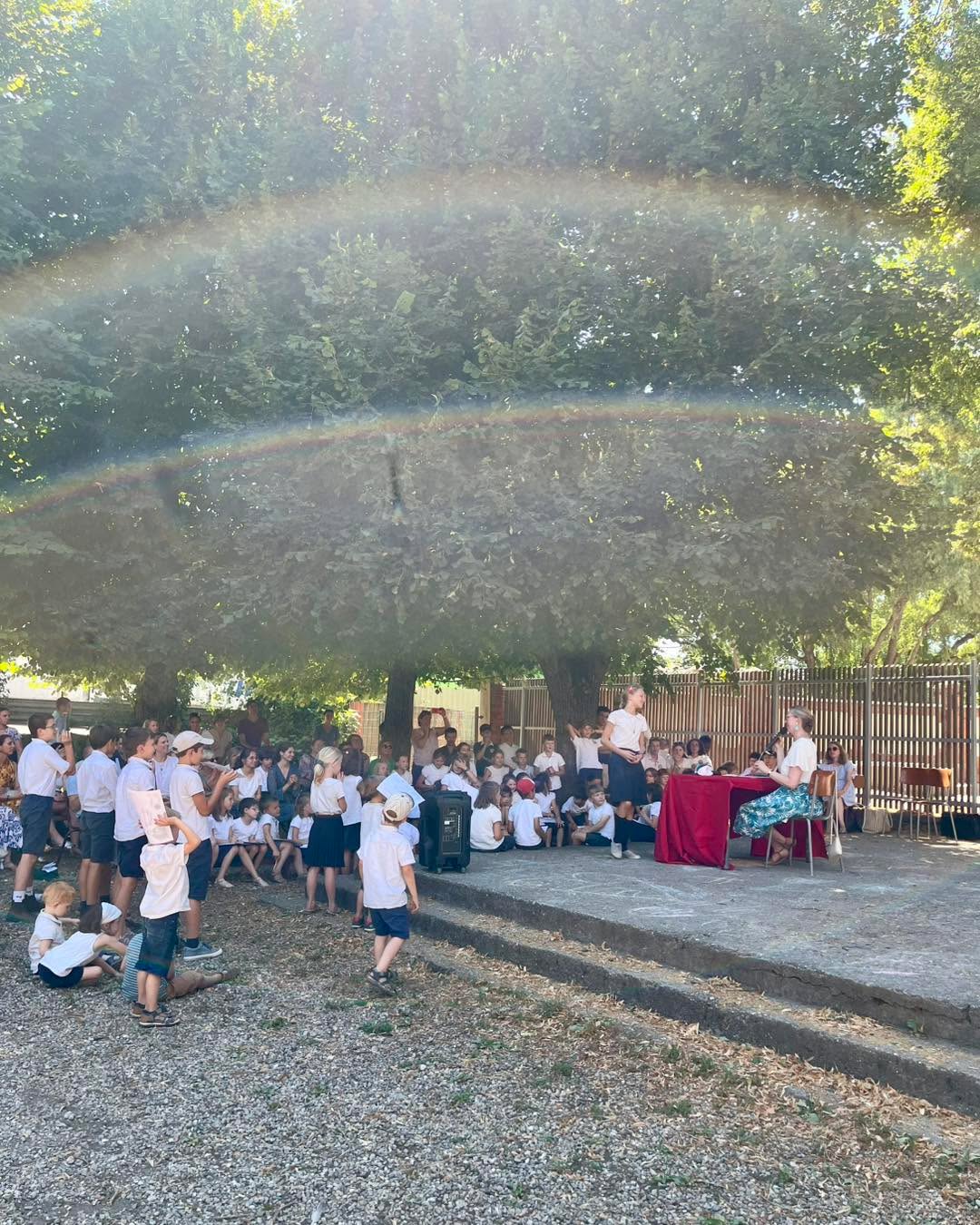 24.06.25. Dernier jour d'école déjà...
Avant de nous séparer pour la longue coupure estivale, chaque élève est récompensé pour son travail et son comportement avec la remise des prix.
C'est très fièrement, sous les applaudissements des parents, que chacun se voit remettre un diplôme... prix de l'élève éloquent, idéaliste, pragmatique , spirituel, consciencieux, perspicace, créatif, loyal, compétitif, enjôleuse, minutieuse...Les maitresses ne manquent pas de qualificatifs pour parler de leurs élèves !!
Bravo à tous...et à l'année prochaine !