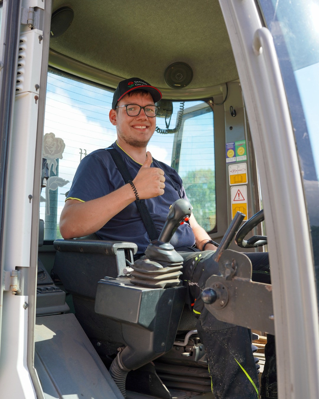 Mit schwerem Gerät zur grünen Vision. 🚜🌿
Was auf dem Bild nach „einfach Baggerfahren“ aussieht, ist für uns tägliche Präzisionsarbeit: Boden modellieren, Fundamente vorbereiten, Flächen anlegen, jede Bewegung sitzt.
Ob Pflasterfläche, Terrasse, Einfahrt oder Gartenanlage:
Wir schaffen die Basis für alles, was später gut aussehen und lange halten soll. 💪
Gute Arbeit beginnt manchmal tief im Erdreich.
#saathoff #galabau #baggerarbeit #landschaftsbau #gartenbau #präzision #bauvomfeinsten