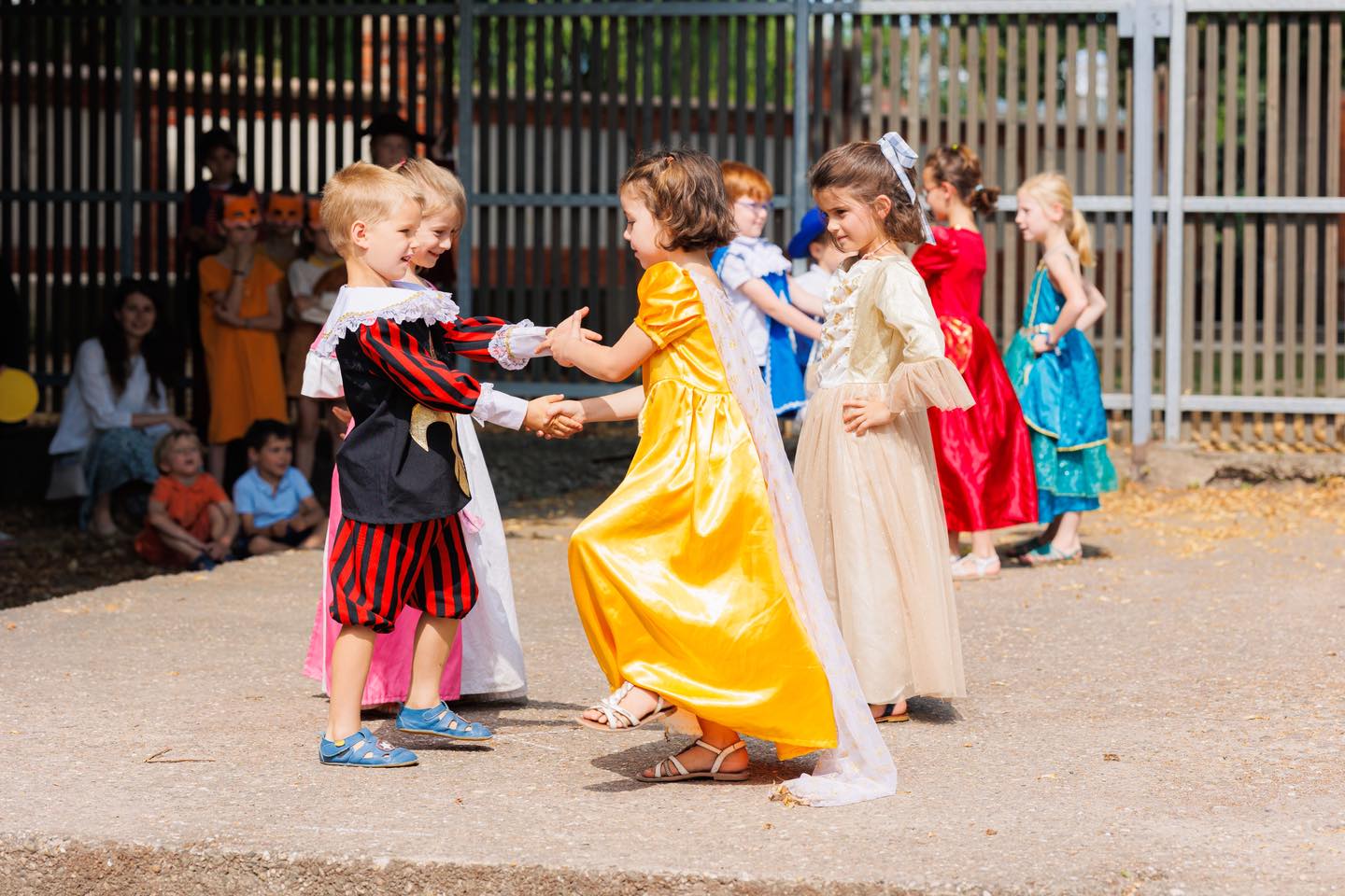 Avec la danse de la "bonne amitié", les GS-CP illustrent cette qualité d'âme de celui qui sait se donner à l'autre.