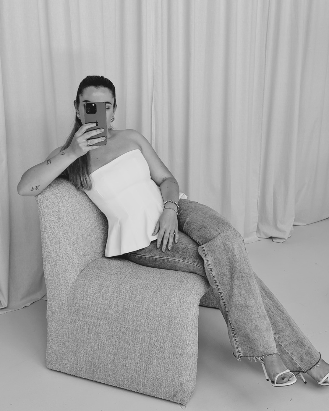 Is it just me, of worden jullie soms ook overprikkeld door alle mega succesvolle mensen op Social Media?
Begrijp me niet verkeerd, want ik gun het iedereen om mega succesvol te zijn, maar soms zie ik door de bomen het bos niet meer. Je wordt om de haverklap geconfronteerd met mensen die tientallen duizenden euro's per maand verdienen met verschillende online banen. En de meesten doen ook nog alsof het easy peasy lemon squeezy is.🍋 Enerzijds inspireert het, anderzijds heb ik het idee dat ik overal in moet duiken!
Omdat ik mezelf altijd wil blijven ontwikkelen binnen dit vak, heb ik onlangs een hele uitgebreide cursus aangeschaft waarin alles aan bod komt m.b.t. Digital Marketing. Méga interessant, maar het werd mij ook al vrij snel duidelijk dat dit geen overnight jobs zijn. In de online wereld zijn er inderdaad ontzettend veel mogelijkheden en kun je ontzettend veel geld verdienen, maar vergis je niet in de tijd die erin gaat zitten.
Dus mijn tip: romantiseer dit soort posts/mensen/trends niet te veel en wees realistisch. Discipline en consistentie is de key tot succes en dat gaat niemand met een quick-fix voor je oplossen. Dus kies je richting, investeer daar je tijd in en wees geduldig want hard work pays off. 💪🏼
Heb je iets voorbij zien komen m.b.t. Digital Marketing, maar weet je niet of dit echt bij je past en wat het precies inhoudt? Stuur me dan gerust een berichtje!
#digitalmarketing #digitalmarketer #hardworkpaysoff #socialmediajobs #onlinejobs #succesvolworden #discipline #quickfix #geldverdienen #succesvol