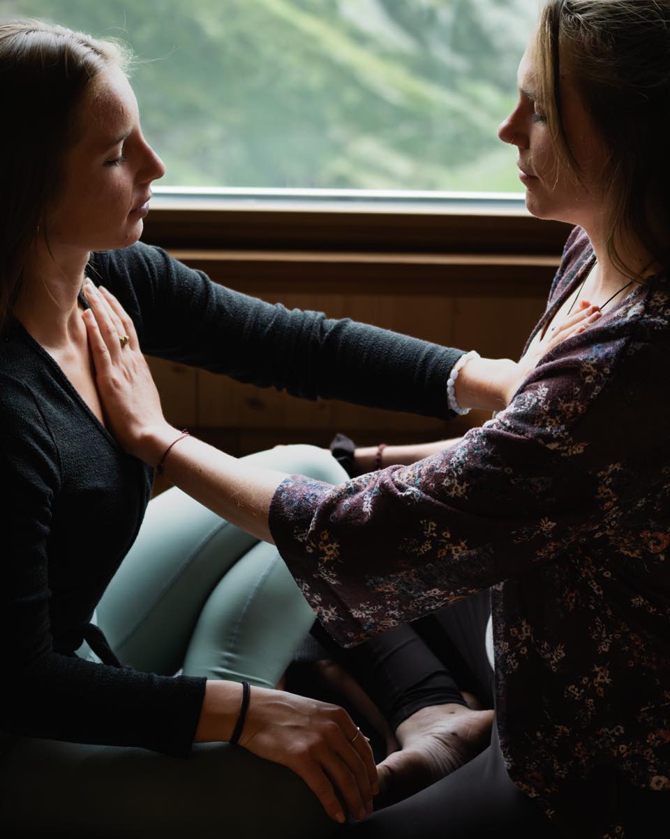 🌿 Herz zu Herz – wenn Worte überflüssig werden 🌿
Es gibt diese Momente…
…wenn du plötzlich an jemanden denkst – und es fühlt sich an, als würde dein Herz antworten.
…wenn du in einem Blick oder in der Stille eine tiefe Verbundenheit spürst.
…wenn etwas in dir ganz ruhig wird – obwohl da so viel Schwingung ist.
💓 Das ist Herz-Kohärenz.
Ein Zustand, in dem dein Herzrhythmus, dein Nervensystem und dein Gehirn in Einklang schwingen.
👉 Laut dem HeartMath Institute sendet dein Herz ein elektromagnetisches Feld aus, das bis zu 3 Meter über deinen Körper hinaus messbar ist.
Und dieses Feld trägt Informationen – Emotionen, Intentionen, Präsenz.
💫 Wenn zwei Menschen in kohärenter Herzfrequenz begegnen, entsteht oft ein Zustand synchroner Schwingung:
eine Herz-zu-Herz-Verbindung.
Sie ist feinstofflich, spürbar – und wirkt oft jenseits von Logik.
Diese Verbindungen erinnern uns daran, dass echte Nähe nicht durch Worte entsteht,
sondern durch energetisches Lauschen
durch authentisches Fühlen
und durch das Geschenk, mit offenem Herzen präsent zu sein.
✨ Vielleicht hast du das auch schon erlebt?
Eine Begegnung, die dich tief berührt hat – ohne dass du erklären konntest, warum.
Wenn du magst, teil gerne deine Erfahrung!
🌿 Die Welt braucht mehr echte Herz-Momente.
Deine Geschichte könnte jemanden genau daran erinnern, dass Liebe und Verbundenheit real sind.
Lass uns gemeinsam dieses Feld nähren
Von Herz zu Herz
Saby ♥️
📸 michi.schimboeck
#herzverbindung #heartcoherence #heartmath #herzintelligenz #energetik #bewusstleben #sensitivsein #spiritualitätimalltag #intuitiveverbindung #frequencylove #herzöffnung #neuezeiten