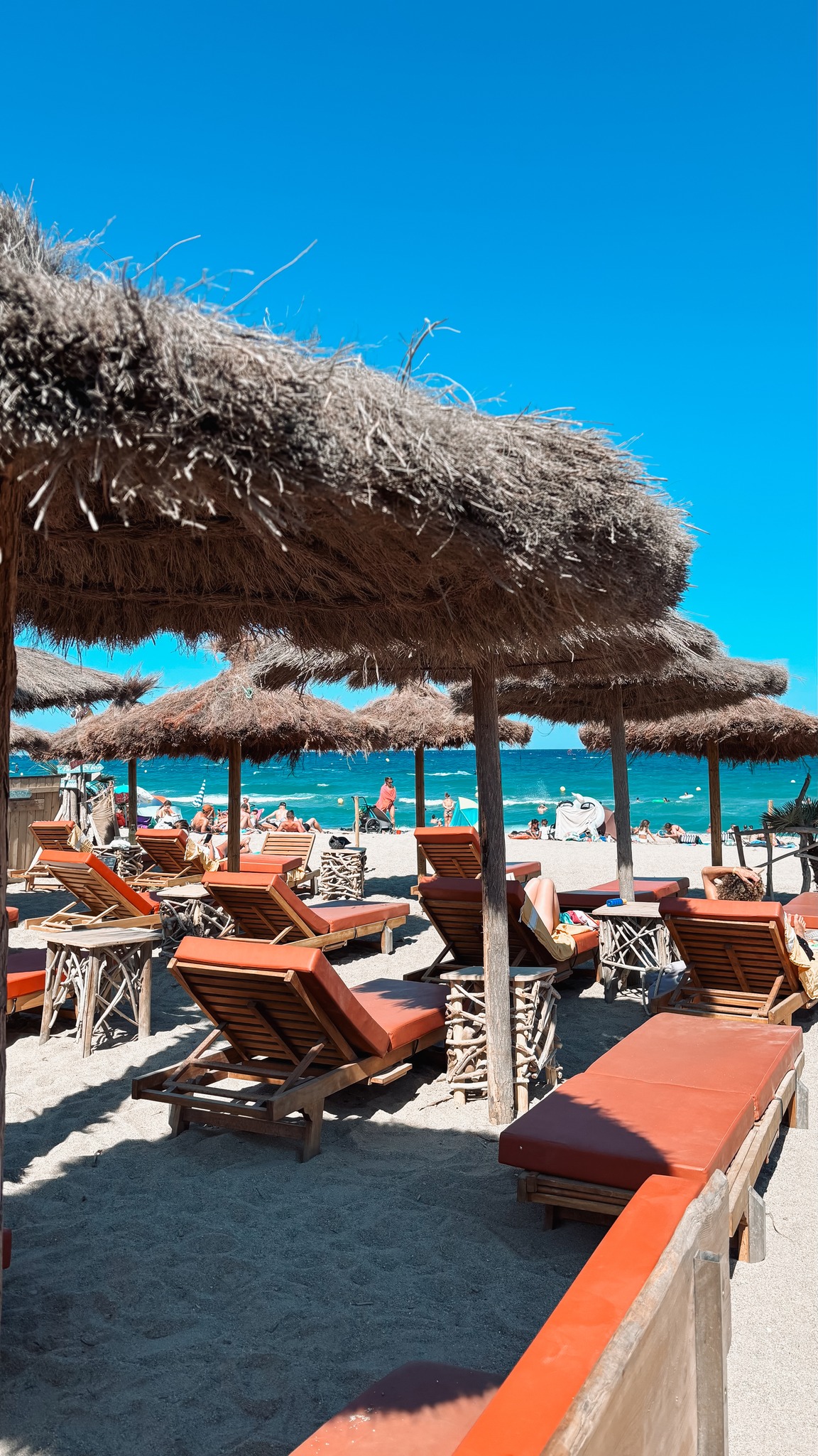 ☀️ Le luxe simple : un transat, la mer, et rien d’autre à penser.
Au Hawaii, tout est prêt pour toi : transats confortables, serviettes à disposition, et la Méditerranée en toile de fond.
Profite d’une journée détente les pieds dans le sable, sirote un cocktail, et laisse-toi bercer par le bruit des vagues. 🌊✨
📲 Réserve ton transat dès maintenant 👉 07.49.77.57.89
#HawaiiArgeles #BeachDay #PlagePrivee #ArgelesSurMer #BeachVibes #MediterraneanMood #SunAndSea #TransatTime #BeachEscape #SouthOfFrance #RelaxAndEnjoy