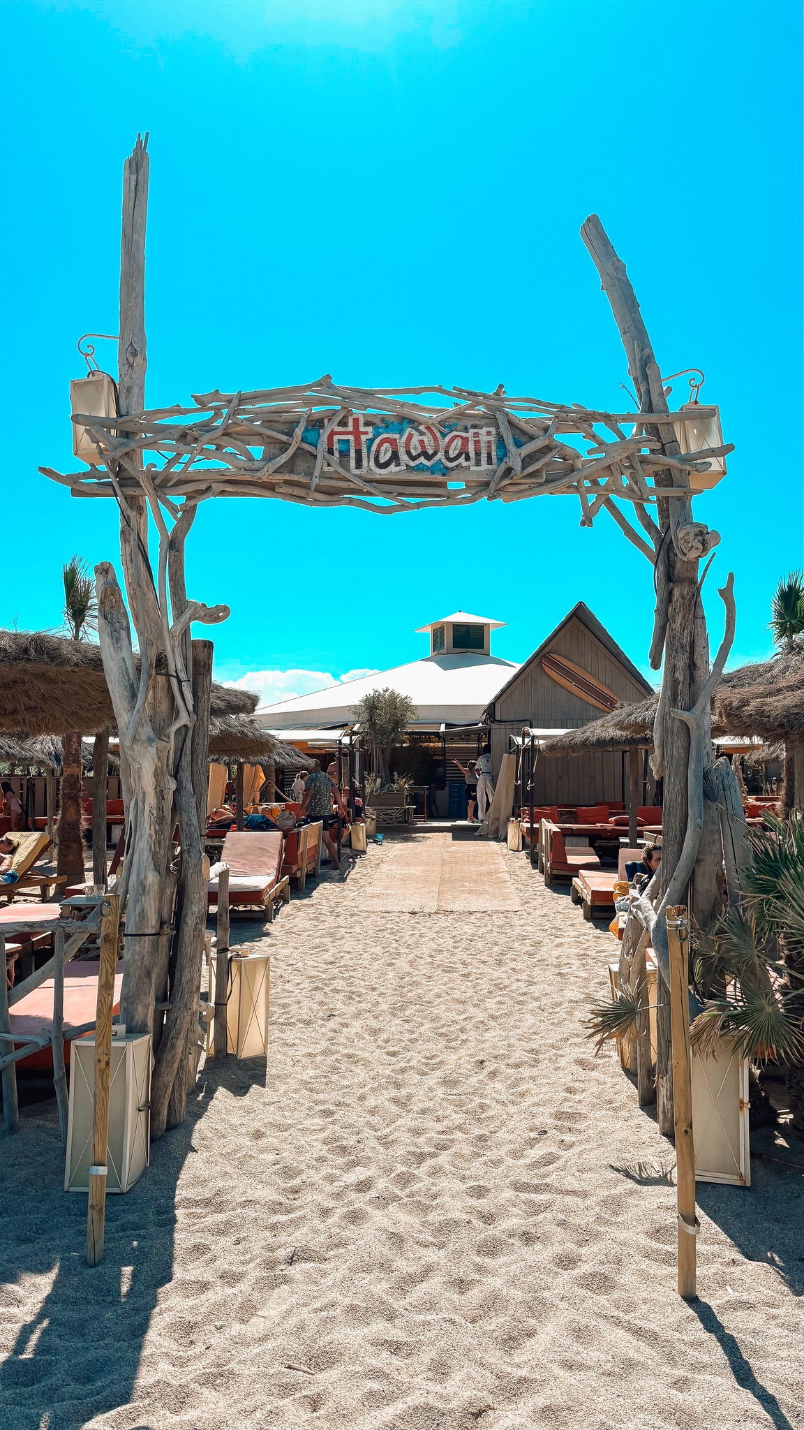 🌊 Imagine…
Tes pieds s’enfoncent dans le sable chaud, une brise marine caresse ton visage, et au bout de ce chemin, un coin de paradis t’attend. Le Hawaii à Argelès-sur-Mer, c’est plus qu’un lieu, c’est une escapade tropicale où le temps s’arrête.
Sous le ciel azur, on savoure des cocktails rafraîchissants, on partage des assiettes gourmandes, et on profite de chaque instant, bercé par le son des vagues. 🌴✨
Ici, chaque journée devient une parenthèse hors du temps… et la tienne pourrait commencer dès maintenant.
📲 Appelle-nous pour réserver ta place au soleil 👉 07.49.77.57.89
#HawaiiArgeles #BeachEscape #ArgelesSurMer #PlagePrivée #BeachMood #MediterraneanDream #TropicalVibes #SouthOfFrance #BeachLovers #CocktailsAndChill #SandBetweenMyToes