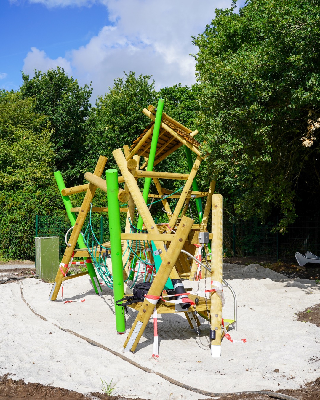 Wo Kinder spielen, steckt viel Planung dahinter. 🛝👷♂️
Ob Kita, Schule oder öffentliche Anlage, wir gestalten Spielräume, die Spaß machen und den höchsten Sicherheitsstandards entsprechen.
Vom sicheren Fallschutz über die passende Bodenmodellierung bis zur Montage der Spielgeräte: Wir sorgen dafür, dass kleine Abenteurer später unbeschwert toben können. 💪🌳
#saathoff #galabau #spielplatzbau #landschaftsbau #spielplatz #sicherheitgehtvor #kinderlachen