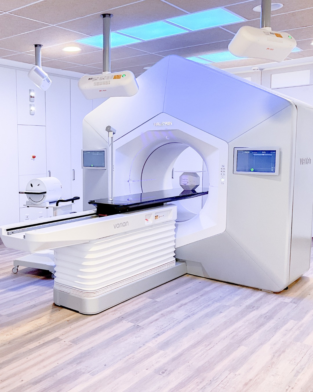 Ergänzend zu Empfang und Wartebereich durften wir auch die Behandlungs- und Umkleideräume der neuen Strahlentherapie im Klinikum Neumarkt einrichten. 🩺
Dazu zählen der Schaltraum für den Linearbeschleuniger mit höhenverstellbaren Schreibtischen, die Umkleideräume, Einbauschränke und Wandverkleidungen im Behandlungsraum – inklusive hinterleuchtetem Wandbild und indirekter Beleuchtungstechnik. 💡
Architekt: Greb Architekt