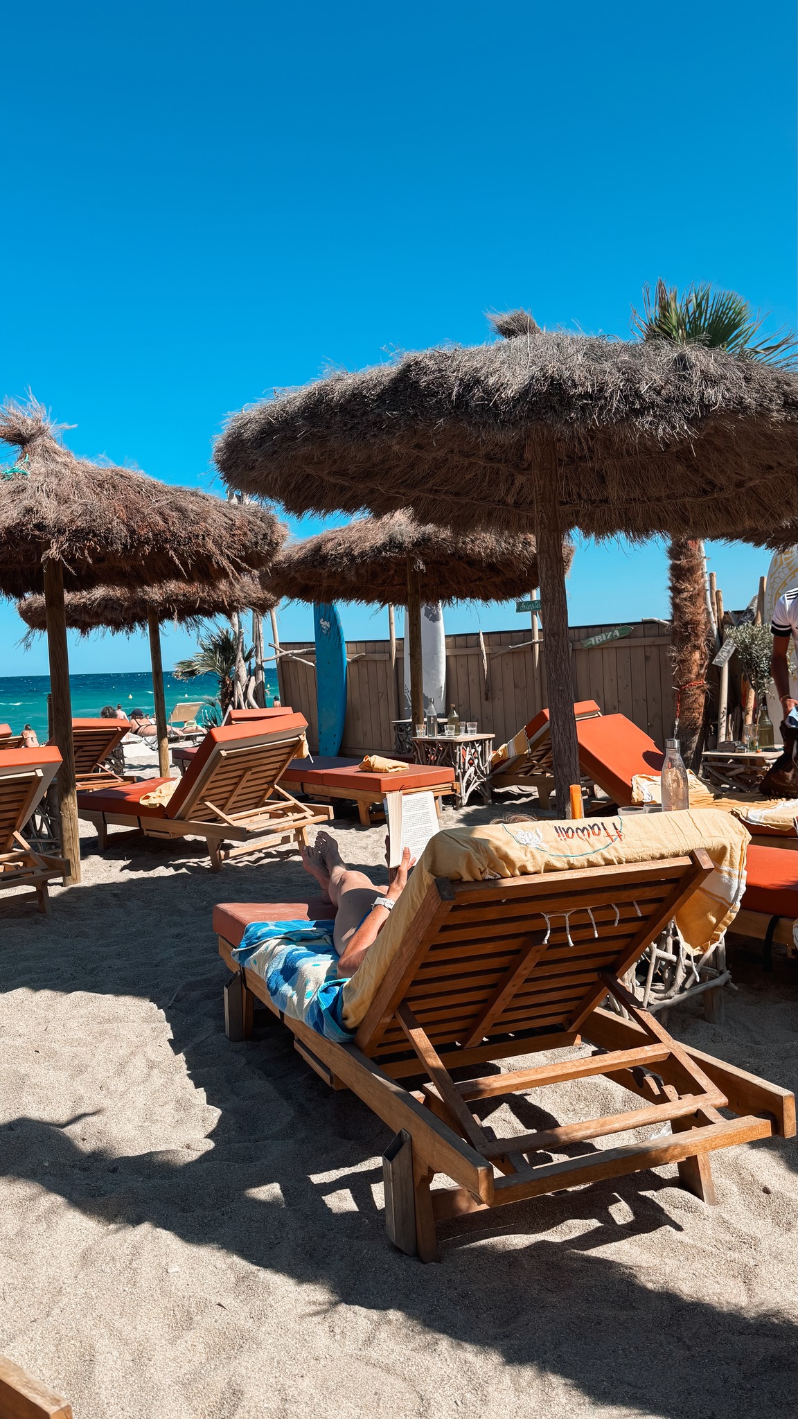 🌞 Pause lecture & chill au Hawaii, le spot cosy d’Argelès-sur-mer ! 📖✨
Imagine-toi confortablement installé·e sur un transat, un bon bouquin à la main, et le doux son des vagues en fond… C’est ça, la vraie détente.
Chez Hawaii, on t’offre ce moment parfait entre soleil, mer et bonne ambiance. Que tu viennes pour te poser, boire un cocktail ou déjeuner en terrasse, on s’occupe de tout.
📲 Réserve ta place dès maintenant au 07.49.77.57.89 et viens vivre ta pause hawaïenne en Méditerranée !
#ChillArgeles #LectureAuSoleil #HawaiiArgeles #TransatLife #DetenteMediterranee #ArgelesSurMer #PausePlage #CocktailsEtLivres #AmbianceRelax #VacancesArgeles #SummerRead #OceanVibes