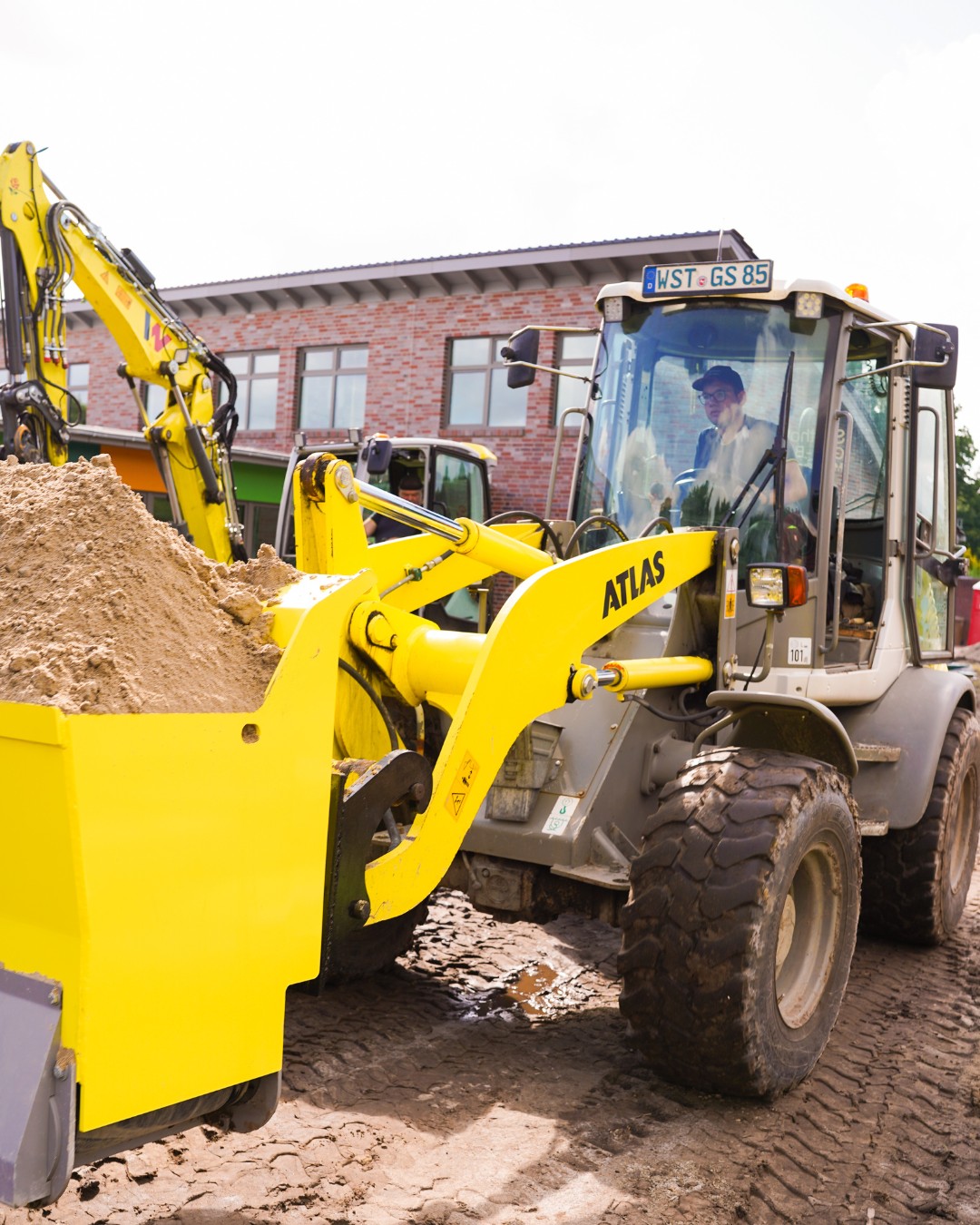 Wenn wir loslegen, bewegt sich was! 🚜💥
Ob Erdarbeiten, Pflasterung oder Geländevorbereitung, mit schwerem Gerät und noch mehr Leidenschaft setzen wir eure Projekte um.
Im Bagger, auf der Baustelle, mit voller Power: Wir bringen Struktur ins Gelände und Visionen zum Wachsen. 🌱🏗️
Verlasst euch auf starke Maschinen, ein erfahrenes Team und echte Hands-on-Mentalität, wir sind bereit, wenn ihr es seid!
#saathoff #galabau #baggerliebe #landschaftsbau #gartenbau #baustellenleben #wirpackensan