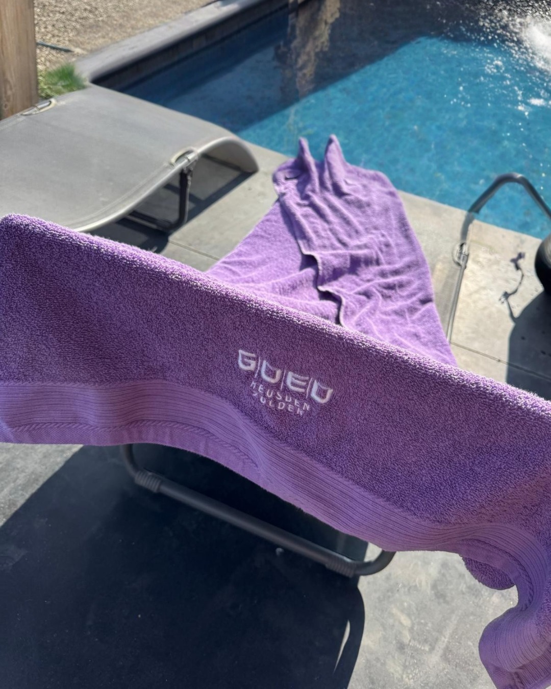 Zomer in Heusden-Zolder? Da’s met zonnecrème én een handdoek van G|O|E|D. 💜
We wensen jullie nog veel zonnige dagen, ontspanning én inspiratie toe! ☀️
Geniet, rust uit… en blijf dromen van wat we samen kunnen realiseren.
#zomerinhz #samensterk #gavoorgoed #heusdenzolder #goedvoorheusdenzolder