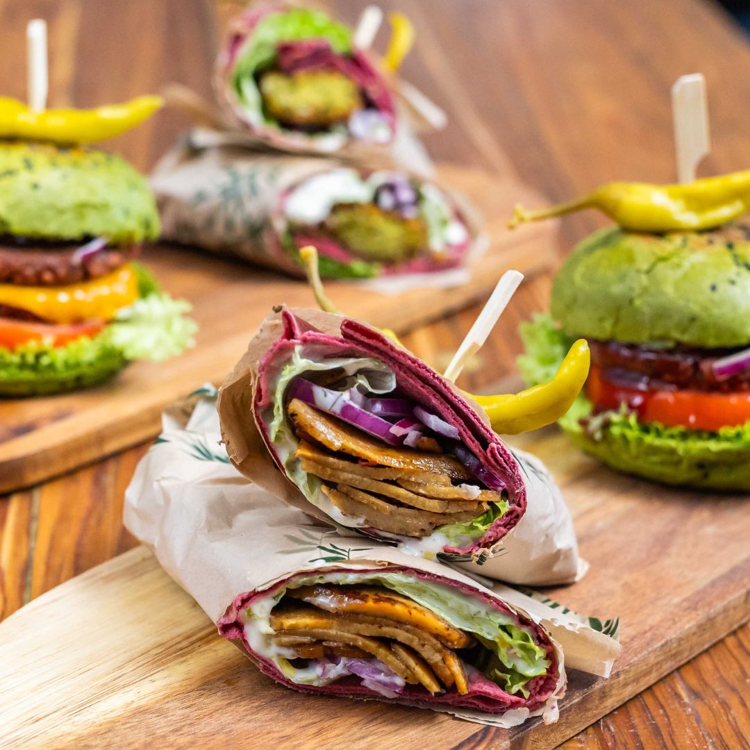 GROTE BEEK POP
Voor het 4e jaar op een rij staan we op het GRATIS festival @grotebeekpop in Eindhoven! Dé kans voor fans uit de buurt om weer eens lekker een kebabwrap, burgertje of kapsalon te scoren.
Zet 10 augustus in je agenda – tot dan!
Meer info: grotebeekpop.nl