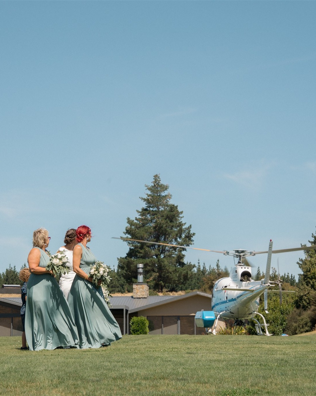 Arriving in style — nothing says “special day” like a helicopter landing at Dublin Bay.
📸 @micimageweddings