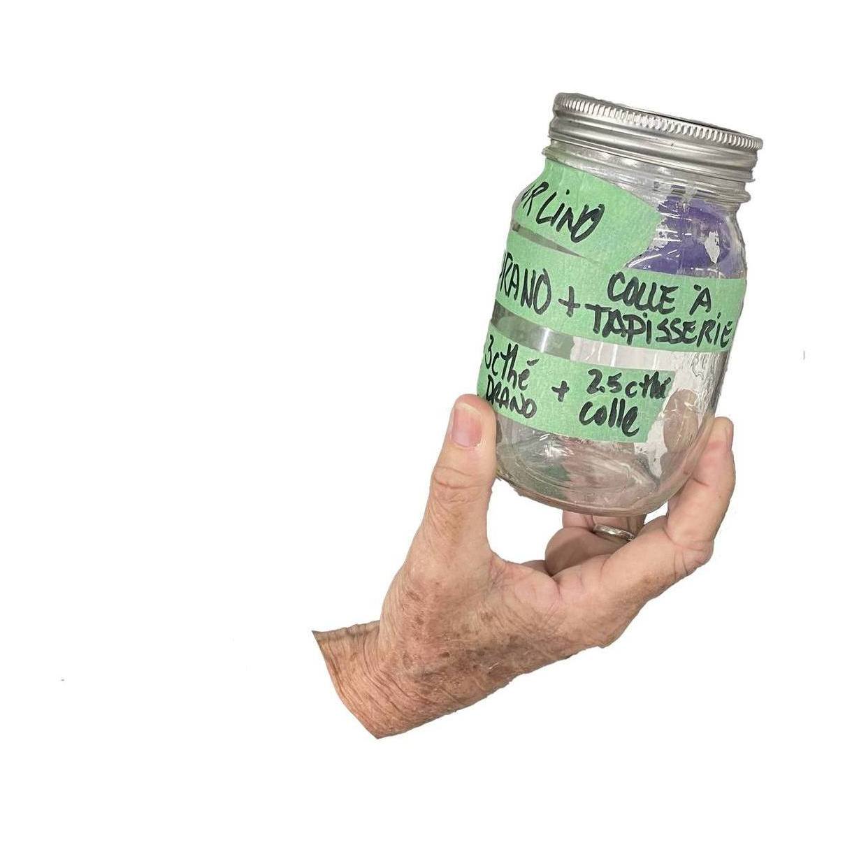 L'Atelier de l'île a accueilli en résidence @gabrielle____lar avec son projet Esquisses à partir des gestes déposés à l’Atelier de l’île depuis 50 ans et qui m’entoureront
(une documentation-portail)
Un portail est une entrée monumentale, un point de passage où traversent les dimensions affectives de mondes à d’autres. Je m’y suis assise durant quelques mois pour mieux comprendre les mémoires de l’Atelier de l’Île, celles qui se sont déposées dans l’espace depuis 50 ans. Tout ce qui se trouve à l’Atelier est chargé d’affects. J’ai écouté les récits d’utilisation en produisant des traces de chaque moment (dessins, photographies, frottis). Certaines personnes se sont confiées, d’autres se sont fermées, d’autres encore m’ont tout montré. Je suis nouvelle utilisatrice dans cet
espace. Du portail, j’ai apporté des spectres de gestes posés avant moi. Comme une autorisation à agir et à déposer mes propres gestes. Et en plus maintenant, quand j’y vais, je suis entourée. Un portail est une entrée monumentale, un point de passage où traversent les dimensions affectives de mondes à d’autres. Je m’y suis assise durant quelques mois pour mieux comprendre les mémoires de l’Atelier de l’Île, celles qui se sont déposées dans l’espace depuis 50 ans. Tout ce qui se trouve à l’Atelier est chargé d’affects. J’ai écouté les récits d’utilisation en produisant des traces de chaque moment (dessins, photographies, frottis). Certaines personnes se sont confiées, d’autres se sont fermées, d’autres encore m’ont tout montré. Je suis nouvelle utilisatrice dans cet espace. Du portail, j’ai apporté des spectres de gestes posés avant moi. Comme une autorisation à agir et à déposer mes propres gestes. Et en plus maintenant, quand j’y vais, je suis entourée.
La programmation du 50e a été possible grâce @lecalq @conseilartscan @village_valdavid @franceelainedcaq