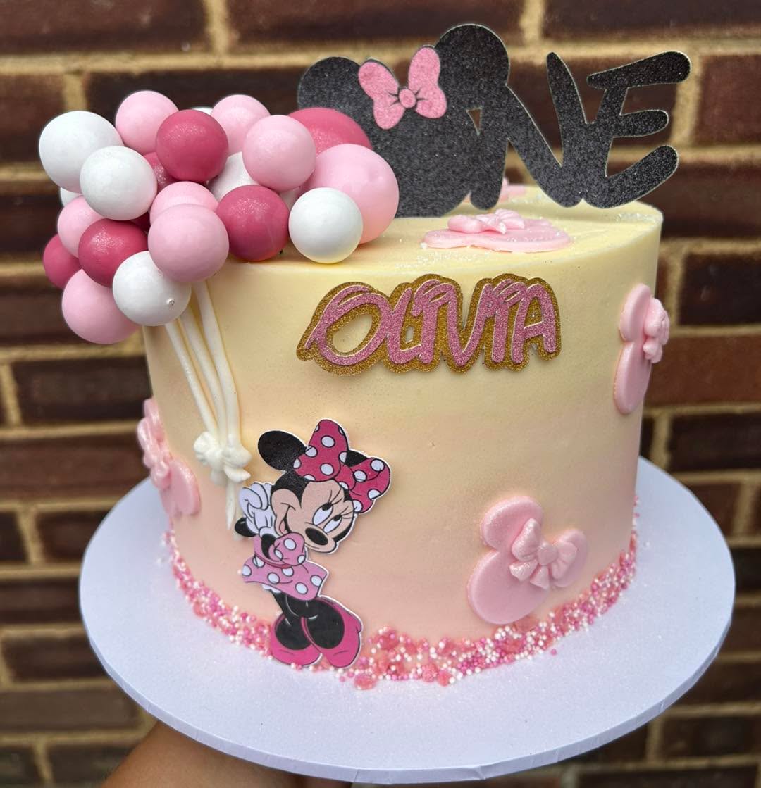 Minnie Mouse 😍
#mickeymousecake #mickeymouse #disney #minniemousecake #disneycake #firstbirthdaycake #firstbirthday #birthdaycake #cutecakes #hampshire #southampton #eastleigh #chandlersford #romsey #mariascakesandbakes