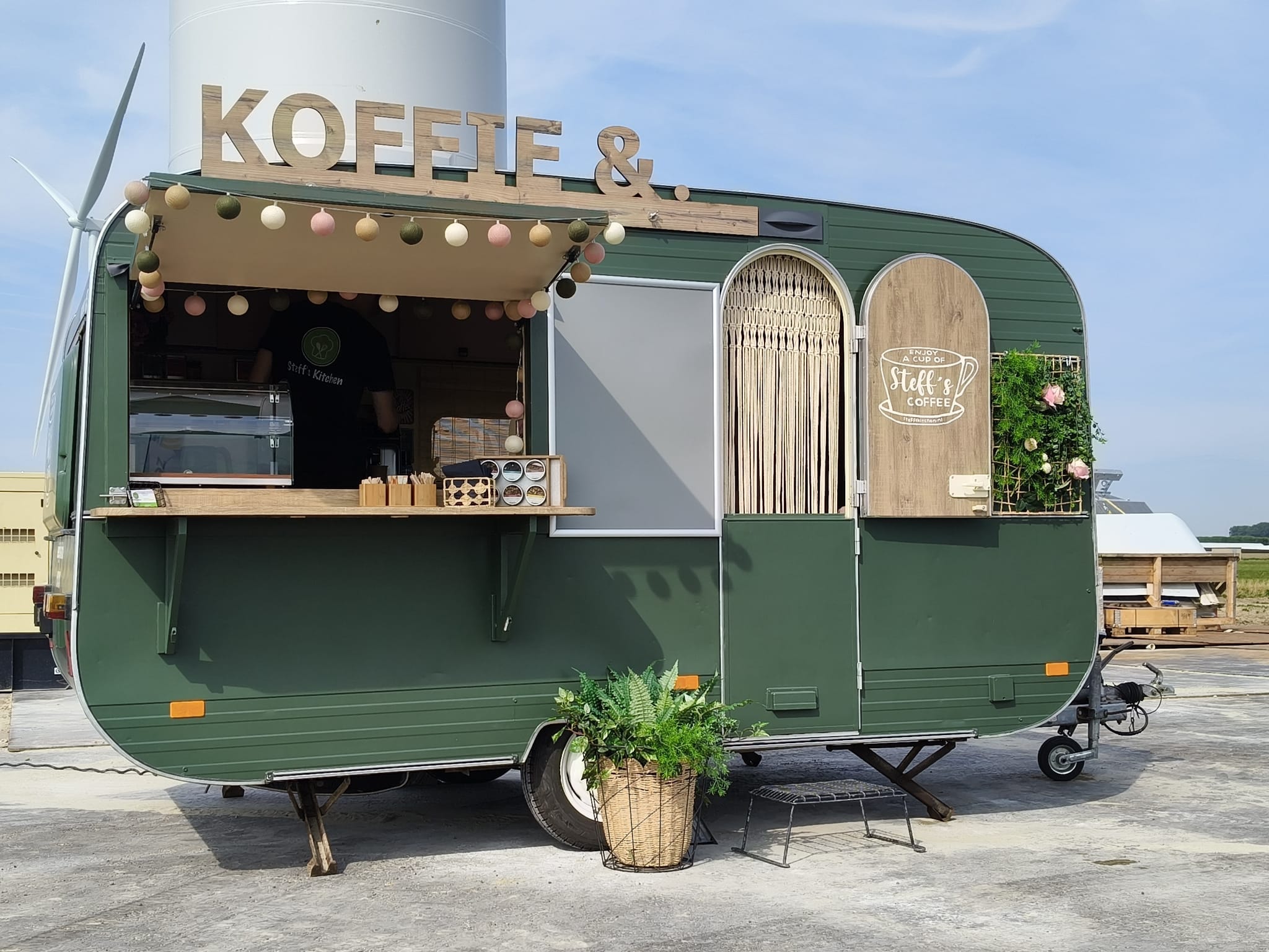 ☕️ Vandaag zijn we met de koffie foodtruck aanwezig bij de open dag van Zeeuwind!
🌀 De aanwezige kunnen de bouw van de windmolens van dichtbij bekijken en ondertussen genieten van een heerlijke kop koffie met een vers stukje brownie of boterkoek.