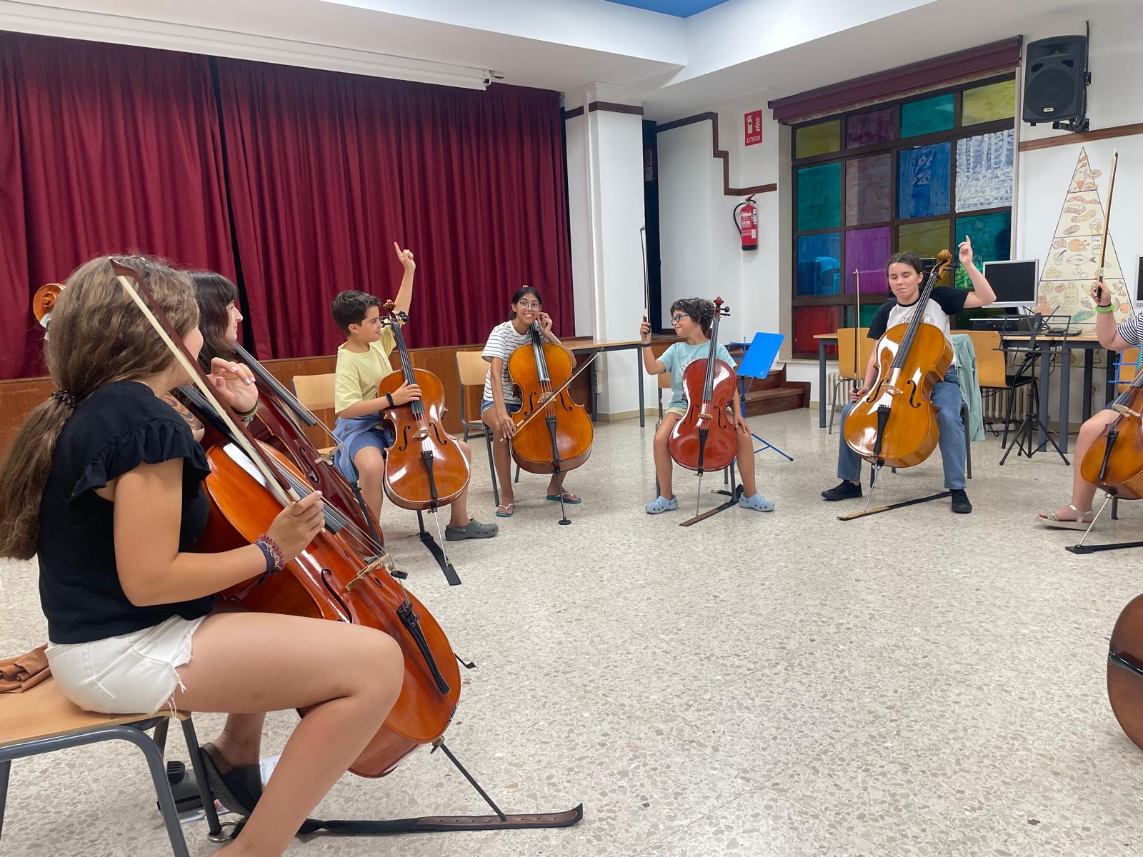 Buenos días, soncelleros y soncelleras! Aquí os dejamos algunos de los maravillosos momentos que estamos pasando en el 𝐕𝐈 𝐂𝐮𝐫𝐬𝐨 𝐝𝐞 𝐕𝐞𝐫𝐚𝐧𝐨 𝐒𝐨𝐧𝐜𝐞𝐥𝐥𝐨.
Os recordamos que hoy a partir de las 19 h todos nuestros socios podrán conectarse a la charla/taller sobre el violonchelo en la música folk impartido por Natalie Haas. Os esperamos!
@Cultura da Deputación da Coruña Concello De Nigrán @concello_nigran @ceepanxon @nataliehaas