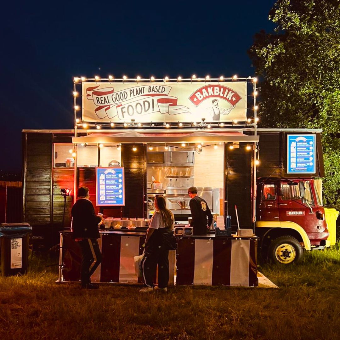 🤹🏻♀ HOOGEËERD PUBLIEK, KOMT DAT ZIEN! 🤹🏽♂
Het @ejc2025 strijkt dit jaar neer in Arnhem! De grootste circus- en jongleerbijeenkomst van Europa brengt artiesten van over de hele wereld samen. Wij zijn erbij met twee wagens én een extra uitgebreid menu!
Voor meer info of tickets voor 2–10 augustus (weekpassen, dagpassen of galashows) ga naar ejc2025.org 🤸🏼♂