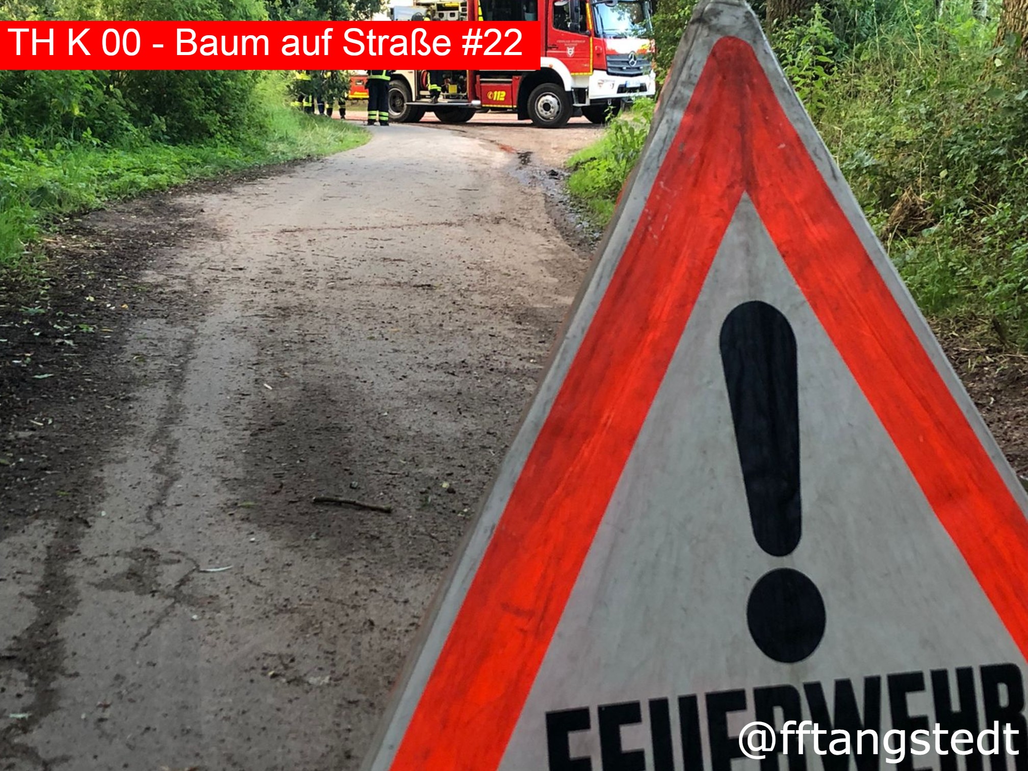 🚨 Nr. 22/2025
📆 17.07.2025, 10:08 Uhr
📟 TH K 00 - Baum auf Straße
🌐 OT Tangstedt / B432 Ecke Rethfurt
⚠Der Leitstelle wurde ein umgestürzter Baum auf der B432 gemeldet, woraufhin diese uns alarmierte. Vor Ort eingetroffen konnte der ca. 50cm lange Ast, welcher in die Fahrbahn ragte, per Hand in den Graben verbracht werden. Gegen 10:20 waren wir wieder einsatzbereit an der Wache.
Alarmierte Kräfte: FF Tangstedt
👍🏼Like=Vielen Dank an die Einsatzkräfte🧑🏼🚒🧑🏼🚒
Alle Einsätze findest du hier:
https://www.feuerwehr-tangstedt.de/einsaetze-2025
#feuerwehr #firefighter #freiwilligefeuerwehr #ehrenamt #retterherz #blaulicht #blaulichtfamilie #fireandrescue #einsatz #alarm #atemschutz #feuer #technischehilfeleistung #einsatzfahrzeug #löschfahrzeug #notruf #instagram #insta #instagramreels #reelsinstagram #reelsofinstagram #instagramreel #reels #kreisstormarn #schleswigholstein #feuerwehr #tangstedt