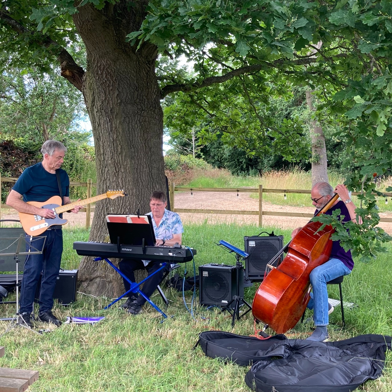 Well @schafernaker says the rain is going elsewhere by 2.50 which is a stroke of luck because we've got the KRG Trio playing live jazz at the brewery this afternoon*. Very loosely music will be from 3 till 5 ish.
I've also been assured by people in the know that the new road surface on the lane is so thick that it'll never flood again.
So, all you need to do is round up your buddies and head over to the brewery for the very finest local beers, cool vibes and top bants. Epic.
See y'all soon
The 3 Brewers of St Albans
* Loads of space indoors, just in case.