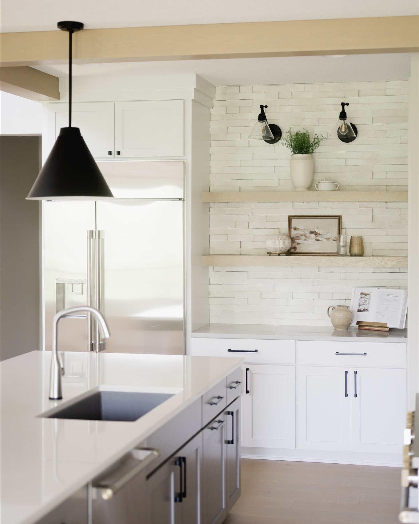 Minimal but never boring.
Proof that white on white can still feel warm and welcoming!
#dynastyhomes #customhomebuilder #iowahomes #desmoines #luxuryhomes #homeinspo #dreamhome