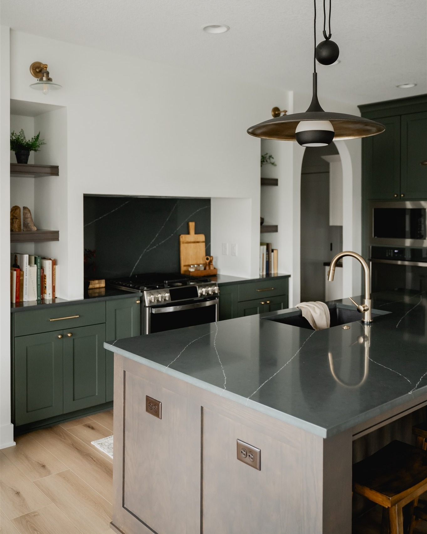 These dark green cabinets, quartz countertops, and gorgeous hardware... Yes or absolutely yes?
#dynastyhomes #customhomebuilder #iowahomes #desmoines #luxuryhomes #homeinspo #dreamhome