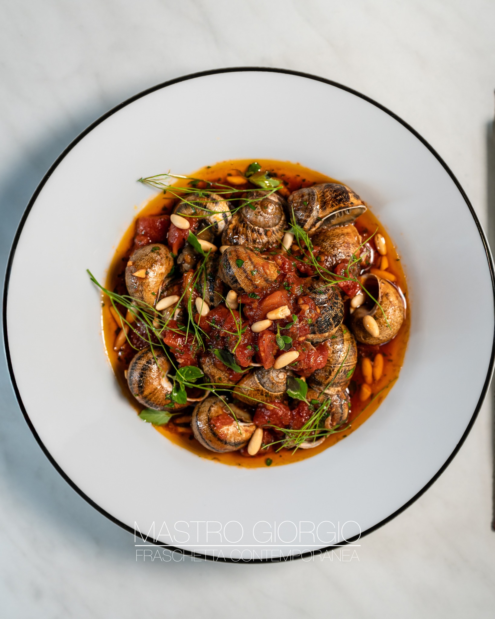 𝑶𝒄𝒄𝒉𝒊𝒐, 𝒎𝒂𝒍𝒐𝒄𝒄𝒉𝒊𝒐 𝒑𝒓𝒆𝒛𝒛𝒆𝒎𝒐𝒍𝒐 𝒆… “𝑳𝒖𝒎𝒂𝒄𝒉𝒆 𝒂𝒍𝒍𝒂 𝒓𝒐𝒎𝒂𝒏𝒂”! 🤘🍀🌶️
𝐷𝑎 𝑀𝑎𝑠𝑡𝑟𝑜 𝐺𝑖𝑜𝑟𝑔𝑖𝑜 𝑐𝑜𝑛𝑡𝑖𝑛𝑢𝑎 𝑙𝑎 𝑟𝑖𝑐𝑒𝑟𝑐𝑎 𝑑𝑖 𝑟𝑖𝑐𝑒𝑡𝑡𝑒 𝑡𝑟𝑎𝑑𝑖𝑧𝑖𝑜𝑛𝑎𝑙𝑖 𝑒 𝑖𝑛𝑡𝑟𝑜𝑣𝑎𝑏𝑖𝑙𝑖. 𝐿𝑒 “𝐿𝑢𝑚𝑎𝑐ℎ𝑒 𝑎𝑙𝑙𝑎 𝑅𝑜𝑚𝑎𝑛𝑎” 𝑎𝑝𝑝𝑎𝑟𝑡𝑒𝑛𝑔𝑜𝑛𝑜 𝑎𝑙𝑙𝑎 𝑡𝑟𝑎𝑑𝑖𝑧𝑖𝑜𝑛𝑒 𝑝𝑜𝑝𝑜𝑙𝑎𝑟𝑒 𝑑𝑒𝑙𝑙𝑎 𝑐𝑎𝑚𝑝𝑎𝑔𝑛𝑎 𝑙𝑎𝑧𝑖𝑎𝑙𝑒, 𝑢𝑛𝑎 𝑟𝑖𝑐𝑒𝑡𝑡𝑎 𝑜𝑔𝑔𝑖 𝑞𝑢𝑎𝑠𝑖 𝑑𝑖𝑚𝑒𝑛𝑡𝑖𝑐𝑎𝑡𝑎.
𝐸̀ 𝑢𝑛 𝑝𝑖𝑎𝑡𝑡𝑜 𝑎𝑛𝑡𝑖𝑐𝑜, 𝑙𝑒𝑔𝑎𝑡𝑜 𝑎𝑙𝑙𝑒 𝑓𝑒𝑠𝑡𝑒 𝑑𝑖 𝑆𝑎𝑛 𝐺𝑖𝑜𝑣𝑎𝑛𝑛𝑖 𝑒 𝑎𝑙𝑙𝑎 𝑐𝑢𝑐𝑖𝑛𝑎 𝑑𝑖 𝑐𝑎𝑠𝑎, 𝑞𝑢𝑎𝑛𝑑𝑜 𝑙𝑒 𝑙𝑢𝑚𝑎𝑐ℎ𝑒 𝑒𝑟𝑎𝑛𝑜 𝑐𝑜𝑛𝑠𝑖𝑑𝑒𝑟𝑎𝑡𝑒 𝑢𝑛 𝑑𝑜𝑛𝑜 𝑑𝑒𝑙𝑙𝑎 𝑡𝑒𝑟𝑟𝑎 𝑑𝑜𝑝𝑜 𝑙𝑎 𝑝𝑖𝑜𝑔𝑔𝑖𝑎. 𝑇𝑟𝑎𝑑𝑖𝑧𝑖𝑜𝑛𝑎𝑙𝑚𝑒𝑛𝑡𝑒 𝑠𝑖 𝑚𝑎𝑛𝑔𝑖𝑎𝑣𝑎𝑛𝑜 𝑝𝑒𝑟 𝑎𝑙𝑙𝑜𝑛𝑡𝑎𝑛𝑎𝑟𝑒 𝑙𝑎 𝑠𝑓𝑜𝑟𝑡𝑢𝑛𝑎 𝑒 𝑖 𝑟𝑎𝑛𝑐𝑜𝑟𝑖, 𝑟𝑎𝑝𝑝𝑟𝑒𝑠𝑒𝑛𝑡𝑎𝑡𝑖 𝑑𝑎𝑙𝑙𝑒 𝑐𝑜𝑟𝑛𝑎 𝑑𝑒𝑙𝑙𝑎 𝑐ℎ𝑖𝑜𝑐𝑐𝑖𝑜𝑙𝑎.
𝐿𝑒 𝑙𝑢𝑚𝑎𝑐ℎ𝑒 𝑣𝑖𝑔𝑛𝑎𝑖𝑜𝑙𝑒 𝑐𝑢𝑜𝑐𝑖𝑜𝑛𝑜 𝑙𝑒𝑛𝑡𝑎𝑚𝑒𝑛𝑡𝑒 𝑛𝑒𝑙 𝑝𝑜𝑚𝑜𝑑𝑜𝑟𝑜 𝑐𝑜𝑛 𝑎𝑔𝑙𝑖𝑜, 𝑜𝑙𝑖𝑜, 𝑝𝑟𝑒𝑧𝑧𝑒𝑚𝑜𝑙𝑜 𝑒 𝑚𝑒𝑛𝑡𝑢𝑐𝑐𝑖𝑎, 𝑎𝑟𝑟𝑖𝑐𝑐ℎ𝑖𝑡𝑒 𝑑𝑎 𝑝𝑖𝑛𝑜𝑙𝑖 𝑐ℎ𝑒 𝑛𝑒 𝑐𝑜𝑚𝑝𝑙𝑒𝑡𝑎𝑛𝑜 𝑖𝑙 𝑔𝑢𝑠𝑡𝑜.
𝑃𝑜𝑟𝑡𝑎𝑟𝑙𝑒 𝑎 𝑡𝑎𝑣𝑜𝑙𝑎 𝑠𝑖𝑔𝑛𝑖𝑓𝑖𝑐𝑎 𝑟𝑖𝑠𝑐𝑜𝑝𝑟𝑖𝑟𝑒 𝑢𝑛 𝑠𝑎𝑝𝑜𝑟𝑒 𝑎𝑢𝑡𝑒𝑛𝑡𝑖𝑐𝑜, 𝑟𝑢𝑠𝑡𝑖𝑐𝑜 𝑚𝑎 𝑎𝑟𝑚𝑜𝑛𝑖𝑜𝑠𝑜, 𝑐ℎ𝑒 𝑟𝑎𝑐𝑐𝑜𝑛𝑡𝑎 𝑢𝑛 𝑝𝑒𝑧𝑧𝑜 𝑑𝑖 𝑅𝑜𝑚𝑎 𝑐𝑜𝑛𝑡𝑎𝑑𝑖𝑛𝑎.
@fradeatails
𝐈𝐧𝐟𝐨 𝐞 𝐏𝐫𝐞𝐧𝐨𝐭𝐚𝐳𝐢𝐨𝐧𝐢
📍 Via Alessandro Volta 36, Testaccio, Roma
📞 06 5741369
🌐 Prenota ora: Link in Bio!
#MastroGiorgio #CucinaRomana #CucinaDiMare #Testaccio #RomaRistoranti #FoodieRoma #VilleggiaturaDelGusto #SaporiAutentici #TradizioneEInnovazione #ReelItalia #RomanCuisine #ItalianSeafood #RomeRestaurants #RomeFood #AuthenticFlavors #TraditionAndInnovation #Lumache #Snails #RicetteAntiche #AncientRecipes #PiattoTradizionale #TraditionalDish