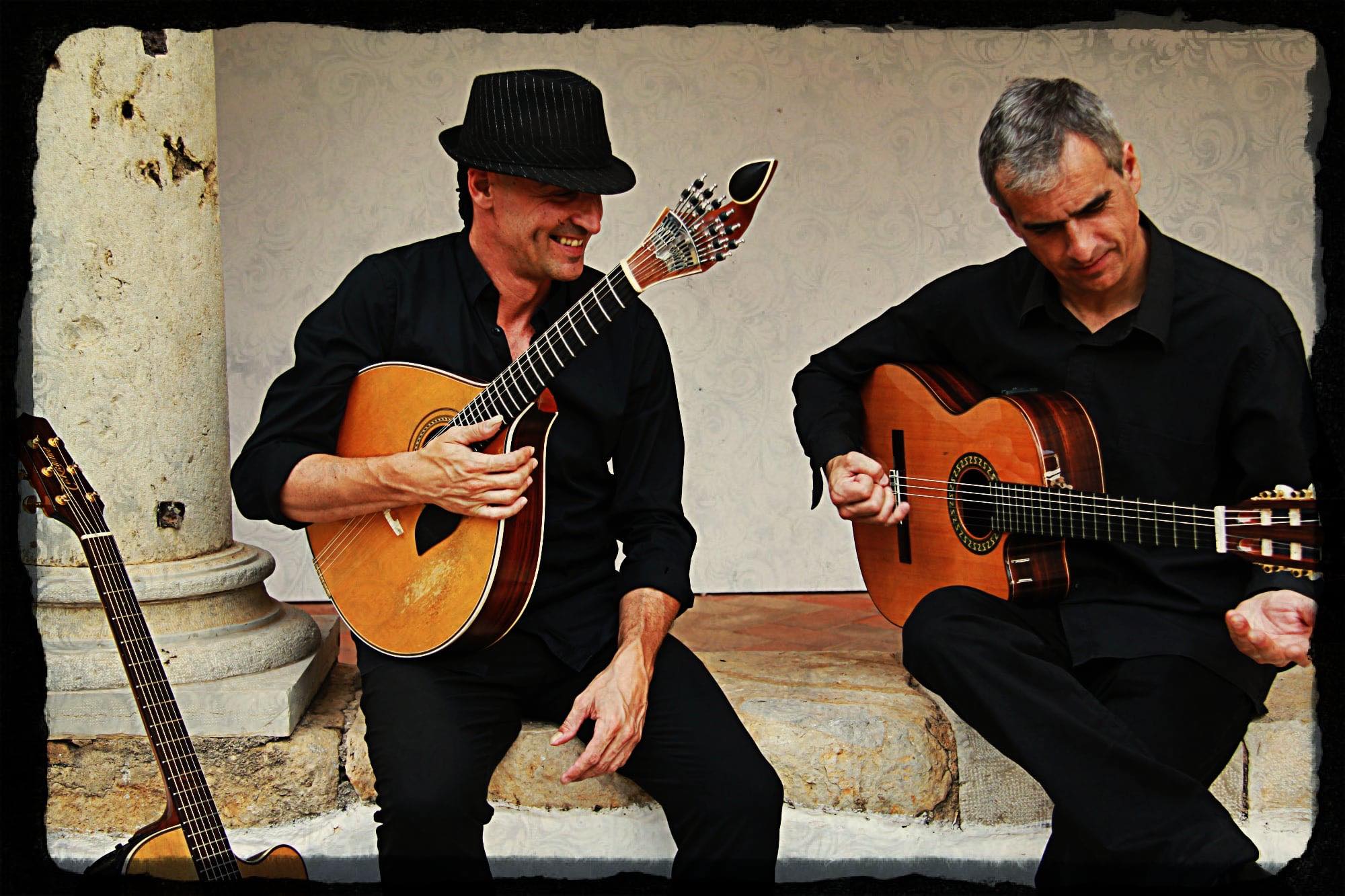 AMAR GUITARRA (João Cuña e Pedro Leote Mendes) a “guitarrar” no Café Calcinha em Loulé 🎸🎸
Sexta-feira (25 Julho) às 21:30h. Fotografia: Rita Cuña