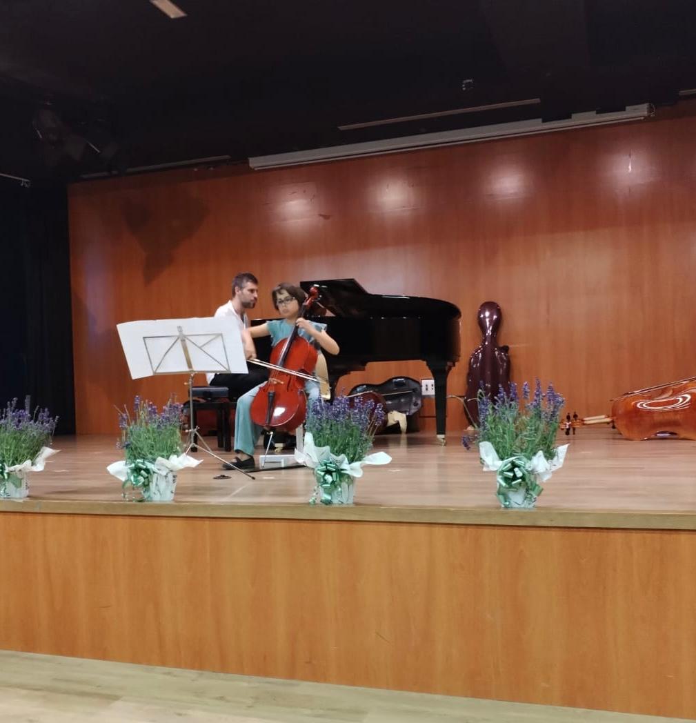 Ya en la recta final de nuestro 𝐕𝐈 𝐂𝐮𝐫𝐬𝐨 𝐝𝐞 𝐯𝐞𝐫𝐚𝐧𝐨 𝐒𝐨𝐧𝐜𝐞𝐥𝐥𝐨 os traemos algunas fotos del concerto de ayer de profesores y alumnos, acompañados por Brais González al piano. Bravo a todos!