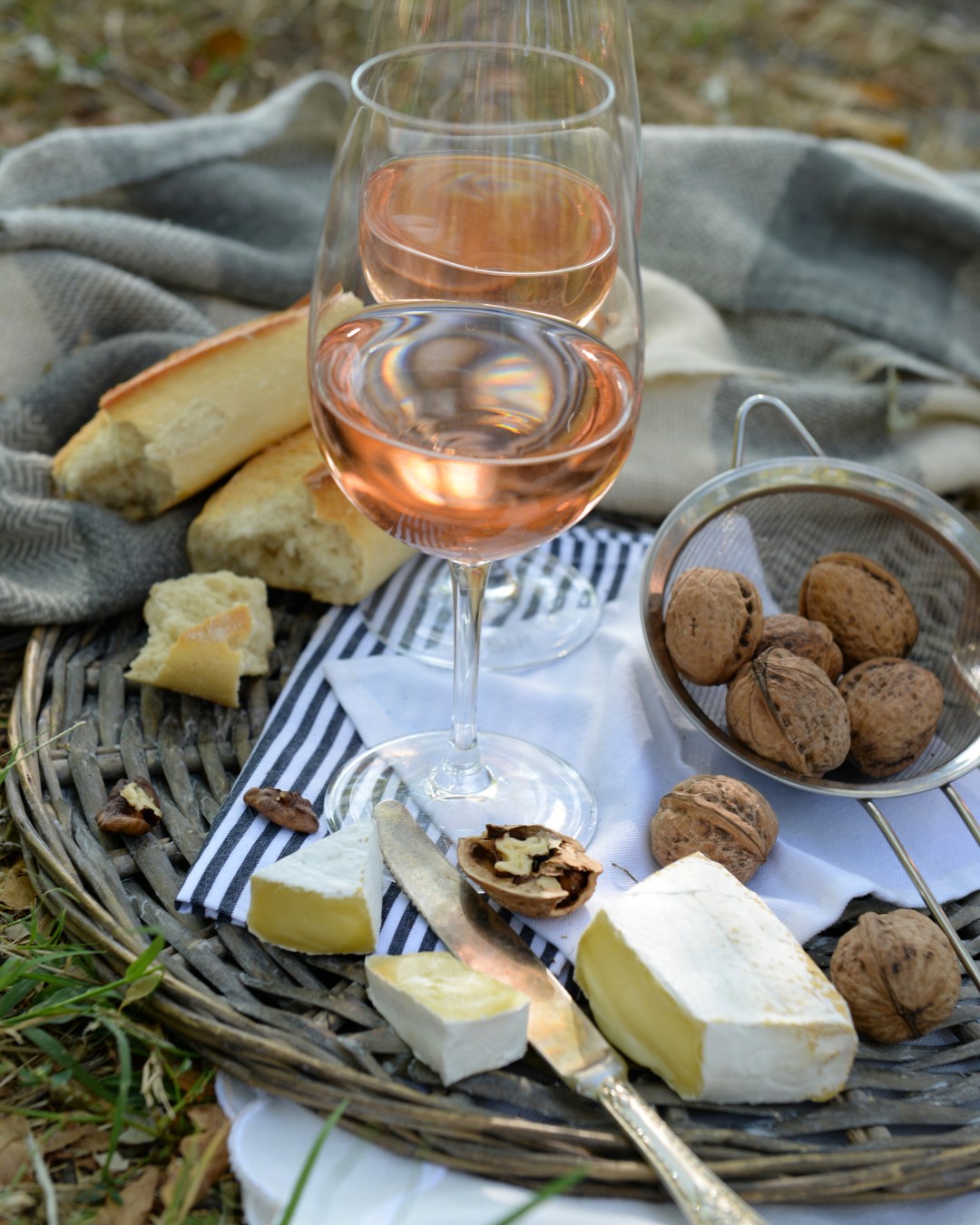 Pack your blanket and a bottle of Saperavi Rosé - picnic season is in full swing 🍉🧺 Its lively acidity pairs beautifully with juicy melon and fresh berries. Who’s in for alfresco dining? Come and pick up your favourite Georgian wines from our stall at Winchester market today!