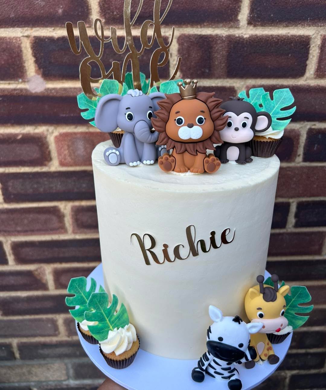 Jungle vibes for the Wild One 🌿☘️🐅
#junglecake #junglevibes #wildcake #wildone #wildonebirthdayparty #buttercreamflowers #junglecakebirthday #dripcake #dripcakesofinstagram #smudge #yummy #foodblogger #getinmybelly #hampshire #southampton #eastleigh #chandlersford #romsey #mariascakesandbakes