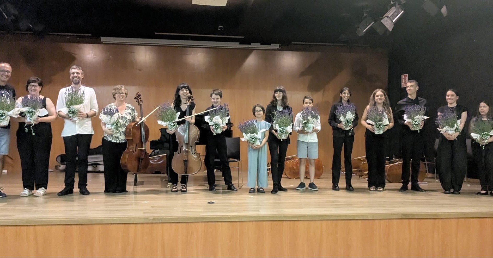 E así conclúe o 𝗩𝗜 𝗖𝘂𝗿𝘀𝗼 𝗱𝗲 𝗩𝗲𝗿𝗮𝗻𝗼 𝗦𝗼𝗻𝗰𝗲𝗹𝗹𝗼 en Panxón, Concello de Nigrán🎻✨
Queremos transmitir o noso agradecemento a todos os alumnos polo seu compromiso e entusiasmo en cada clase, en cada ensaio e en cada momento de convivencia. A vosa paixón polo violoncelo foi o motor destes días. Grazas a todas as familias por confiar en SONCELLO.
Felicidades ao noso equipo docente – Carolina Landriscini, Isabel Figueroa, Clara Martínez, e Brais González – polo seu traballo, dedicación e profesionalidade. Grazas por compartir o voso talento e guía, por inspirar e por empuxar a cada participante para superarse.
Queremos mencionar especialmente a Natalie Haas, quen nos ofreceu unha charla e taller o pasado mércores na que nos falou da súa traxectoria e ensinounos unha canción tradicional escocesa.
Tamén queremos recoñecer o apoio imprescindible do ℂ𝔼𝔼 𝕕𝕖 ℙ𝕒𝕟𝕩𝕠́𝕟, que nos proporcionou unhas instalacións perfectas para aprender xuntos, crear redes e gozar da música nunha contorna tan privilexiada.
Grazas ao Concello de Nigrán pola súa organización dos tres concertos do VI Curso de Verán Soncello no Auditorio de Nigrán e as fermosas igrexas de San Fiz e Santiago de Parada.
Estes días foron unha experiencia 𝐦𝐮𝐲 𝐩𝐨𝐬𝐢𝐭𝐢𝐯𝐚: intensas xornadas de traballo, momentos de goce musical, e sobre todo, unha convivencia enriquecedora nun escenario natural incomparable. Música, amizade, natureza e aprendizaxe foron os protagonistas.
Grazas a tod@s por facer posible este curso! Vémonos na próxima actividade de Soncello. 🎶
_______________________________
@culturadadeputaciondacoruna Concello De Nigrán @ceepanxon @nataliehaas @braisgonzalezpiano