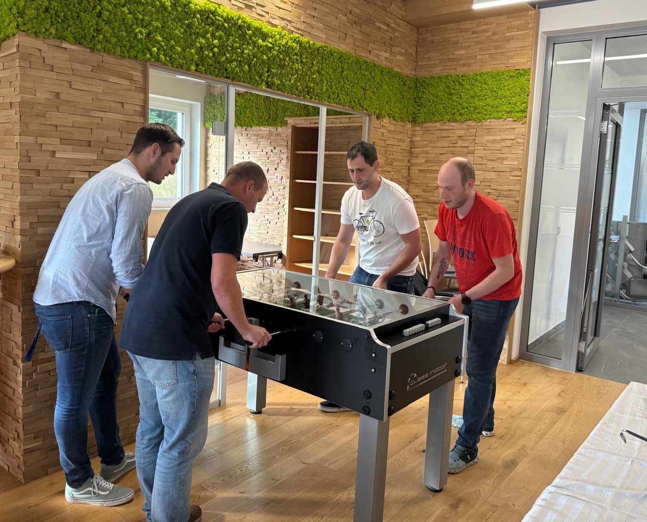 🏓 Teamspirit trifft Freizeitspaß! 🎉
Wir haben einen neuen Aufenthaltsraum – und als besondere Überraschung hat uns die Geschäftsführung mit einem Tischkicker beschenkt! ⚽️🤩
Das neue Herzstück unserer Pause wurde natürlich sofort eingeweiht – mit jeder Menge Spaß, spannenden Matches und einer ordentlichen Portion Teamgeist. 🏆
Ein großes Dankeschön an die Geschäftsleitung für diese tolle Geste – das sorgt nicht nur für Abwechslung, sondern auch für noch mehr Zusammenhalt im Team! 💙
#TeamWelatech #OfficeVibes #TGA #Teamwork #Tischkicker