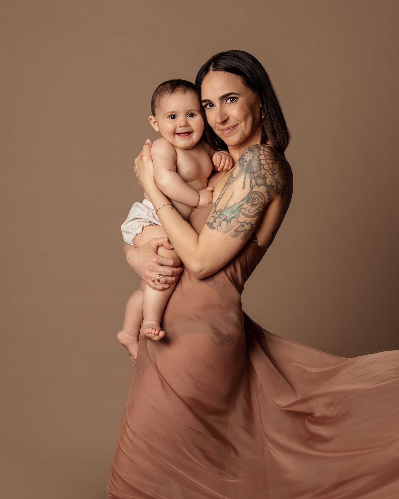 Un giorno tuo figlio/a, avrà questo bellissimo ricordo di te impresso nella sua memoria, della vostra bellissima intesa, dei vostri sorrisi, espressioni, che custodirà con amore per sempre! Un ricordo rafforzato da un vostro ritratto insieme.
Realizzeremo immagini di te e del tuo bambino/a che ti emozioneranno ogni volta, e che non ti stancherai mai di guardare. In base ai tuoi desideri e stile, progetteremo una sessione fotografica MOTHERHOOD scegliendo location, palette, accessori e abiti che ti piacerebbe indossare per il tuo servizio di maternità.
È l'occasione giusta per coinvolgere tutta la famiglia, con un servizio fotografico FAMILY, compreso il tuo amico a quattro zampe, oppure per creare meravigliosi ritratti artistici per i tuoi bambini, con una sessione CHILDREN Fine Art.
Progettiamo insieme il tuo shooting!
www.melaniamaffucciphotographer.com
.
.
MUA @chiarabernardelli_makeup
.
.
#melaniamaffucciphotographer #motherhoodmoments #motherhood #serviziofotograficomaternità #serviziofotograficomaternity #sessionefotograficamaternità #fotografiamaternità #ritrattidifamiglia #ritrattifamiglia #ritrattibambini #serviziofotograficodifamiglia #serviziofotograficobambini #fotografodifamiglia #fotografofamiglia #fotografobambini #fotografomaternità #fotografogravidanza #fotografoneonati #fotografomodena #fotografobologna #fotografocerignola #maternità #maternitystyle #maternitysession #maternityfashion #maternityshoot #maternitysession #maternityphotoshoot #mammeitaliane #glamourphotography