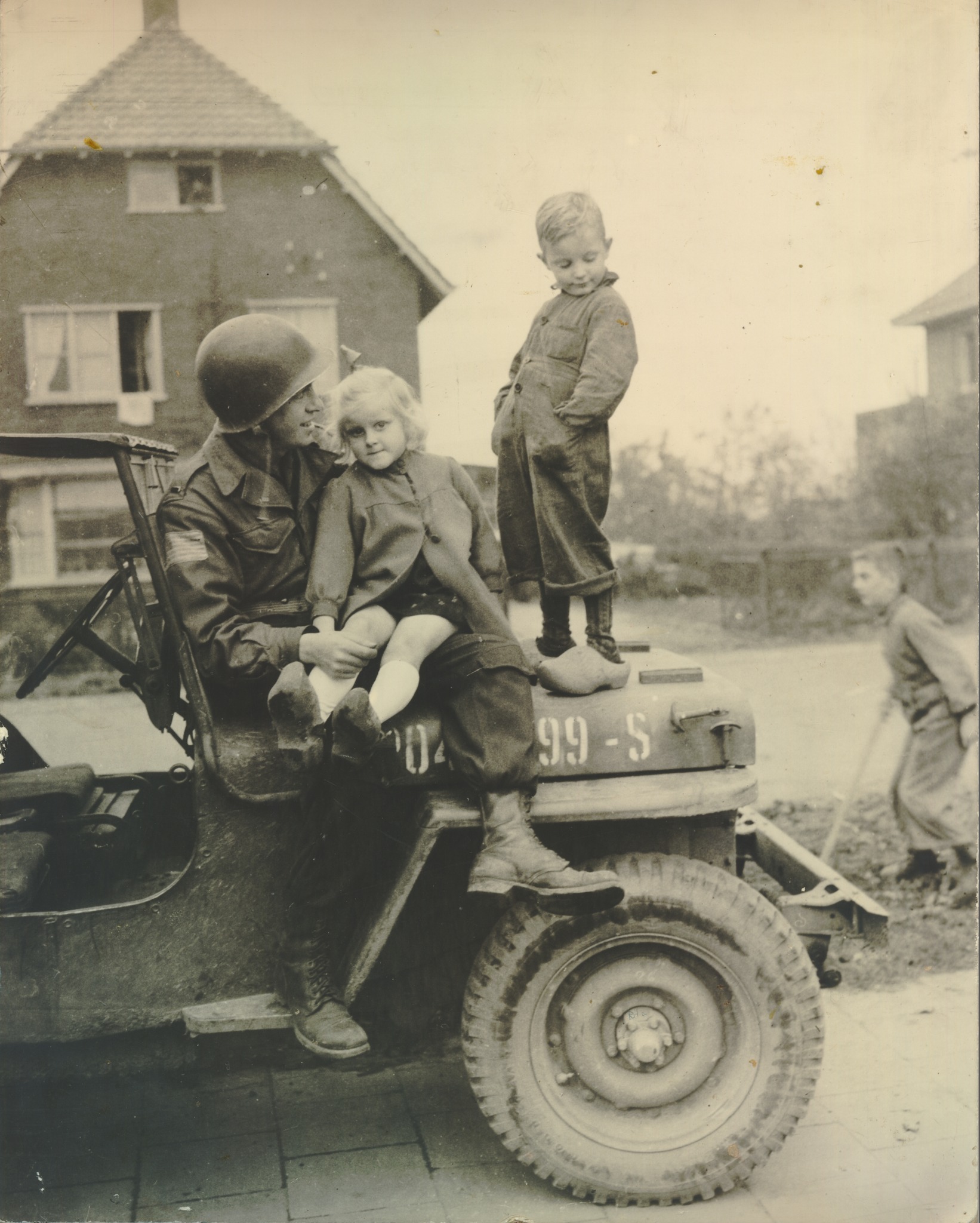 📸 Who were they?
For a year, we searched for the identities of the American paratrooper and two Dutch children on the cover of REMEMBER US. Thanks to incredible researchers in the Netherlands, we now know their names—and the deeper story behind the image.
📖 Read the full story on my blog, link in bio.
#RememberUs #WWIIHistory #BookCoverStory #HistoricalResearch