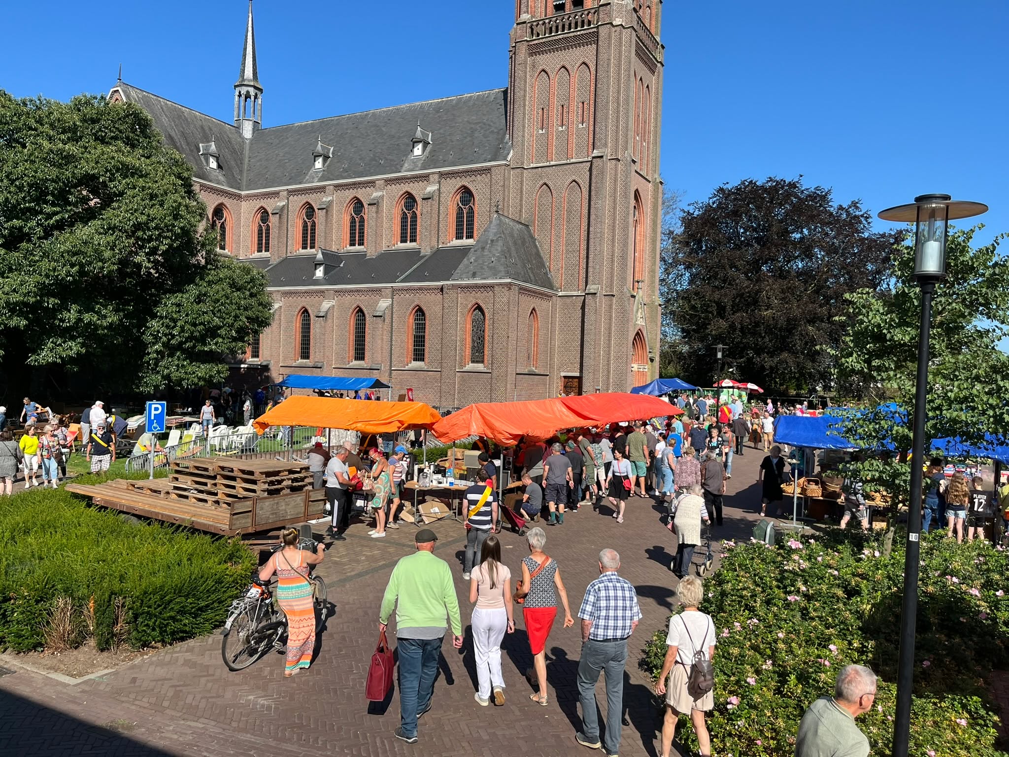 Gezellige rommelmarkt in hartje Wanroij – aanstaande zondag!
Aanstaande zondag is het weer zover: de jaarlijkse rommelmarkt, georganiseerd door Muziekvereniging ‘St. Jan’ en het Parochieel Ondersteuningsfonds. Tussen 10:00 en 15:00 uur verandert het Kerkplein in Wanroij opnieuw in een bruisende markt vol verrassingen. Bezoekers kunnen hun hart ophalen bij kramen vol tweedehands spullen. Misschien stuit u op een klassiek bordspel dat u vroeger vaak speelde, of op een vintage lamp die perfect past in dat ene hoekje van uw huis. De markt biedt een breed aanbod aan curiosa, planten, speelgoed, boeken, elektronica en nog veel meer. Of u nu op zoek bent naar iets bijzonders, gewoon lekker wilt rondneuzen, of wilt genieten van een heerlijk drankje op het vernieuwde terras midden op het plein: de markt biedt plezier voor jong en oud.
De organisatie heeft opnieuw haar best gedaan om een mooi en gevarieerd aanbod samen te stellen, en dat is duidelijk terug te zien op de markt van aanstaande zondag. De entree bedraagt €3,50 per persoon; kinderen tot 12 jaar mogen gratis naar binnen. De opbrengst van de rommelmarkt komt geheel ten goede aan projecten van het Parochieel Ondersteuningsfonds in ontwikkelingslanden en Muziekvereniging 'St. Jan'. Mis het niet!