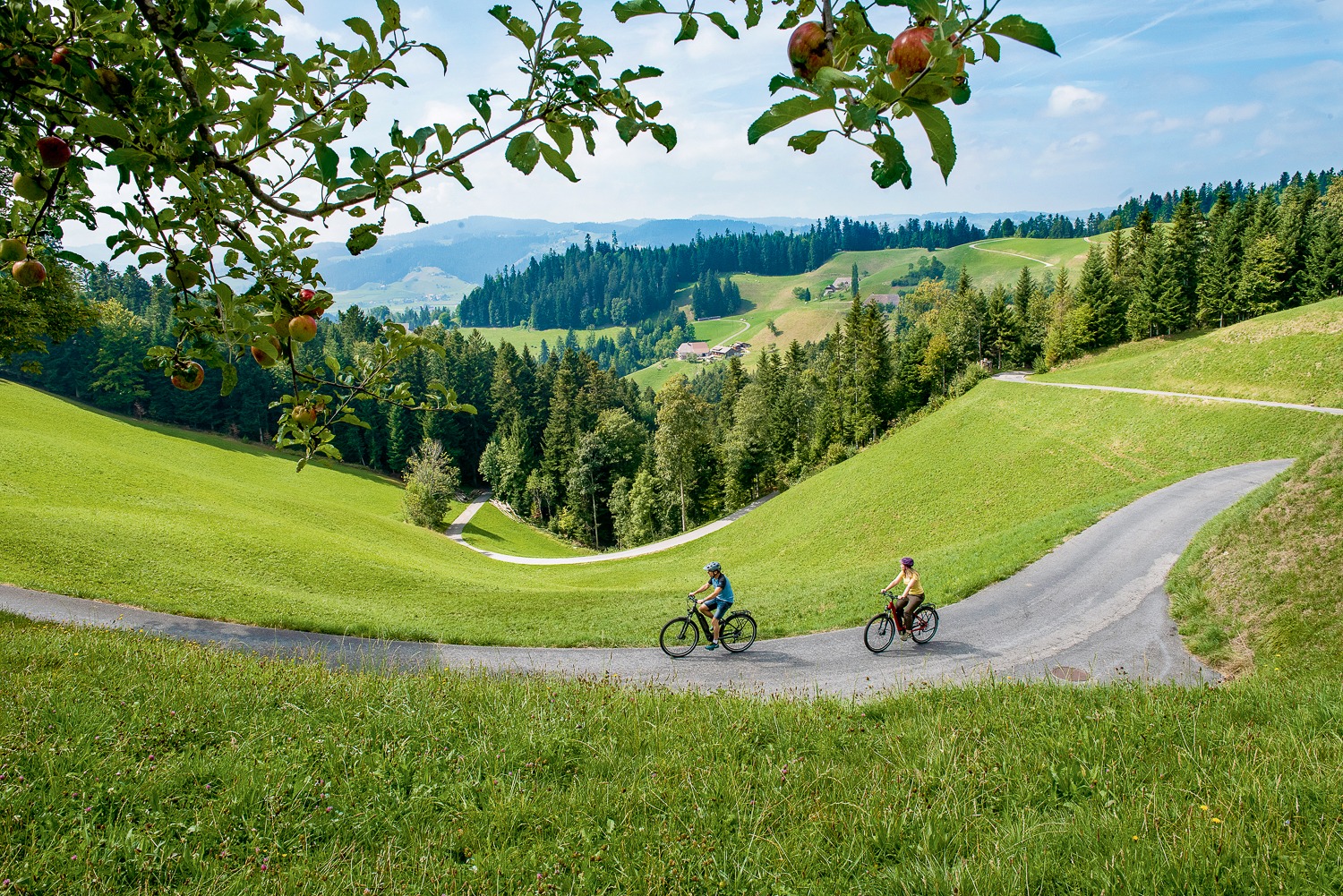 🚴♂️ Velogeschichte(n) im Emmental
Blühende Wiesen, sanfte Hügel und Bauernhäuser wie aus dem Bilderbuch – die Herzschlaufe Gotthelf führt dich zu den Orten, die Jeremias Gotthelf einst inspirierten 📖🌾
Perfekt für alle, die gern gemütlich radeln, Landschaft geniessen und unterwegs einkehren 🍽️☕
📍 Emmental
🗺️ Mehr zur Route: Link zur Spot Webseite in der Bio
#HerzschlaufeGotthelf #EmmentalErleben #VeloLiebe #SlowTravel #Gotthelf #SchweizEntdecken #SpotMagazin #EbikeAbenteuer #emmentalvalley