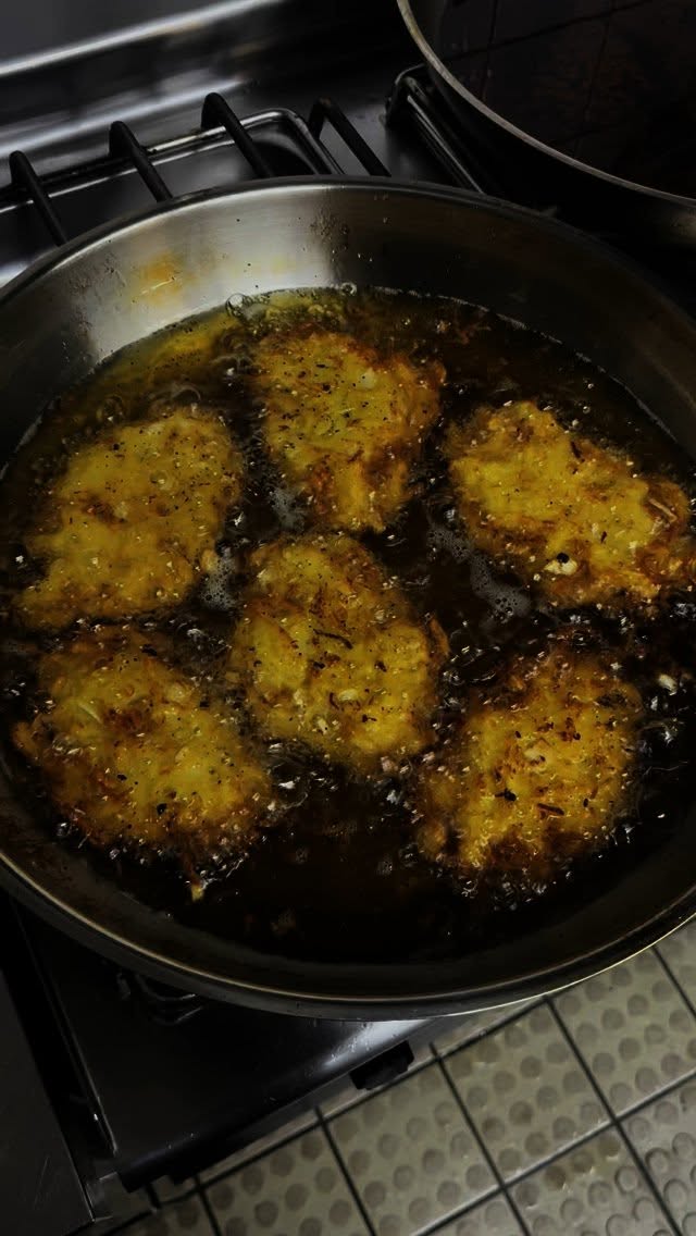 Bei uns gibt es jeden Tag frische Reibekuchen. 😋
#brauhaus #gaffel #kölsch #koeln #cologne #spitz #biergarten #köln #reibekuchen #kartoffel #frisch #agnesveedel #agnesviertel #kölsch #gaffel