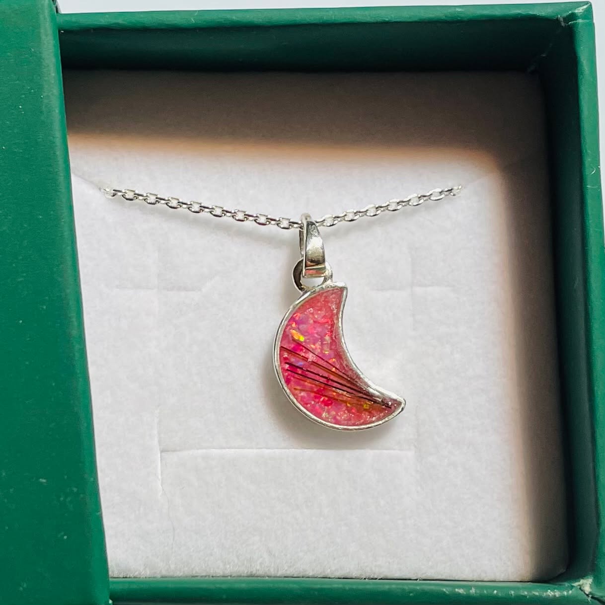 This lovely moon pendant contains horsehair from a very missed horse, overlaid on top of pink crushed opal this was a present from a mum to her daughter to help her cope with her loss. Obviously being me, it annoys the living daylights out of me that the necklace bail is upside down in the is pic 🙃(bet most of you would have noticed that if I hadn't pointed it out 😘 On another note, your horse doesn't have to have passed away for you to have a lovely piece of jewellery made with a snippet of their hair 🐎🩷
#horsehairjewellery #horseygirls #horseygirlgiftideas #equinelife #sussexhorses