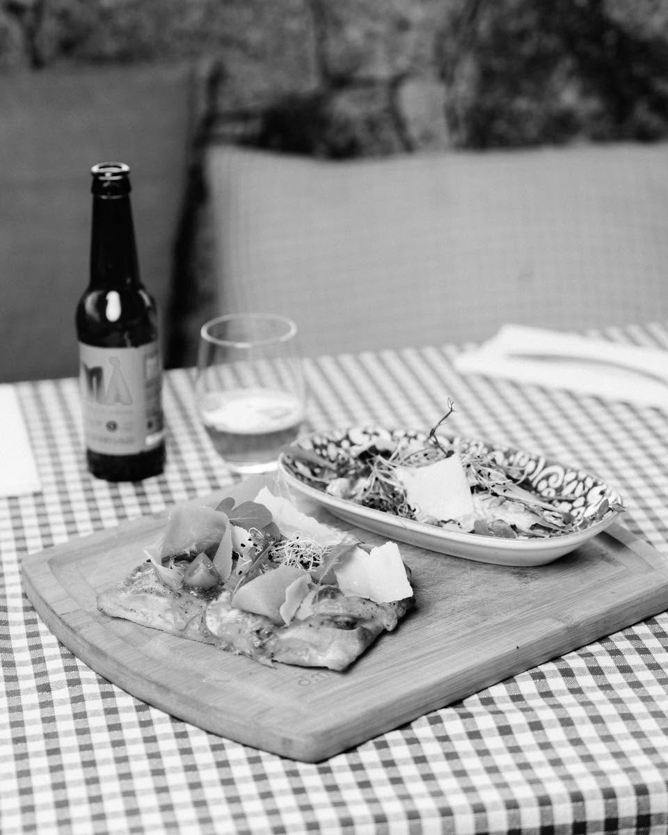 Croustillante, parfumée, ensoleillée, la bruschetta c’est l’Italie à l’apéro 🍅🍻✨
📍 Porticcio
Nous vous accueillons tous les jours, midi et soir.
Réservations via le lien en bio
#nonnaporticcio #restaurantitalien #pasta #antipasti #food #italianfood #porticcio #corse
🧑🏻💻 @glowup_agency